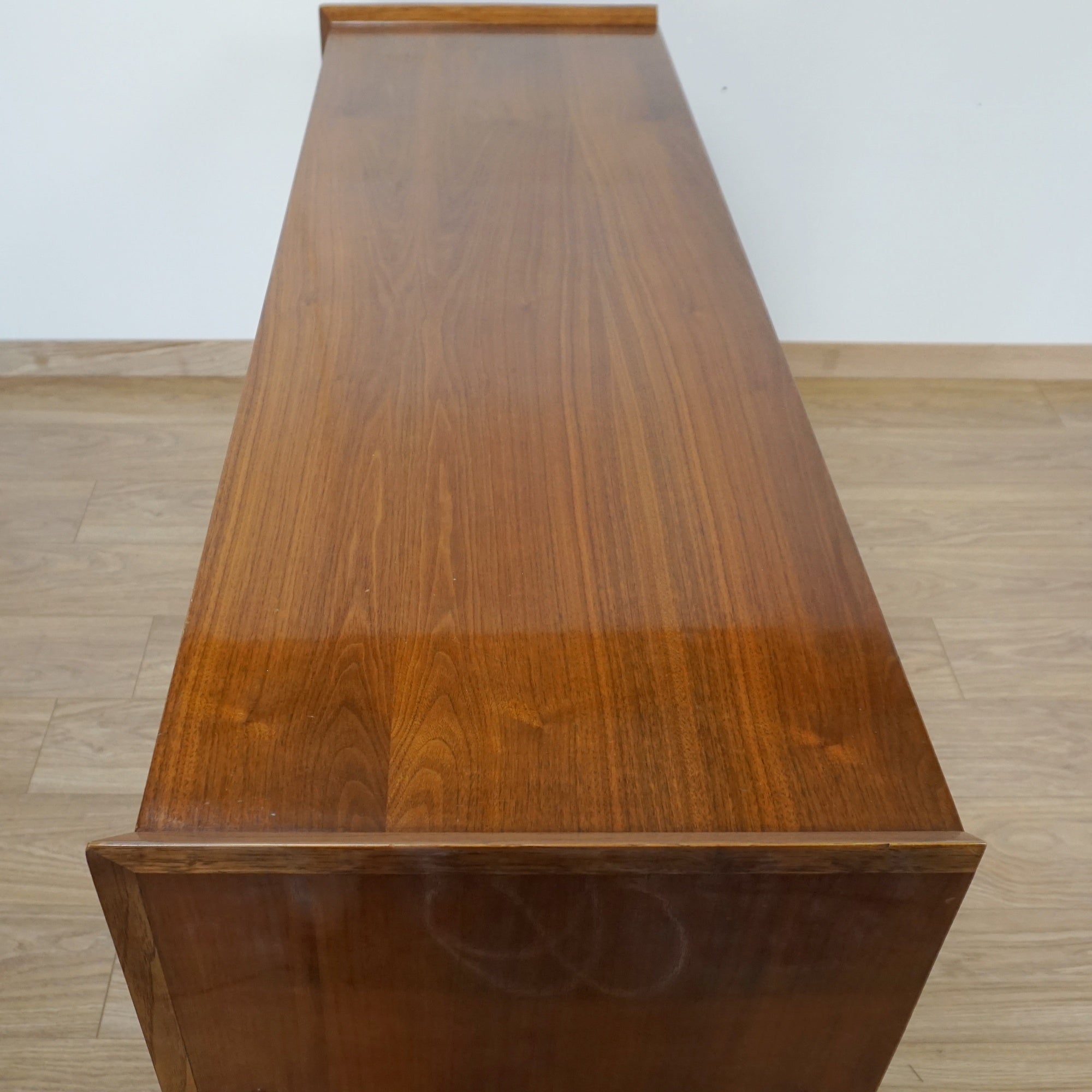 Mid-Century Walnut 'Auburn' Sideboard by Kent Coffey - Jeroen Markies Art Deco