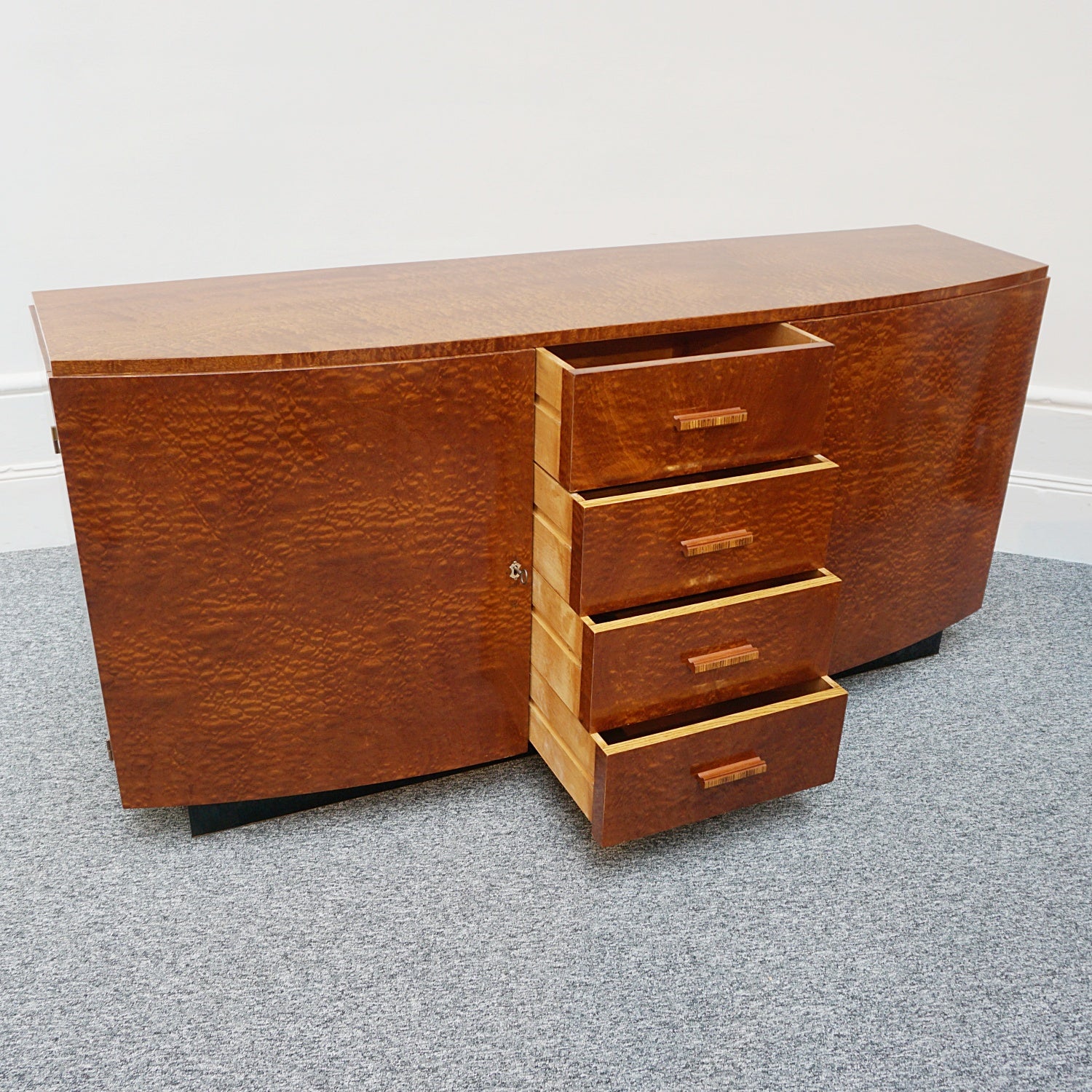 An Art Deco burr elm sideboard - Jeroen Markies Art Deco