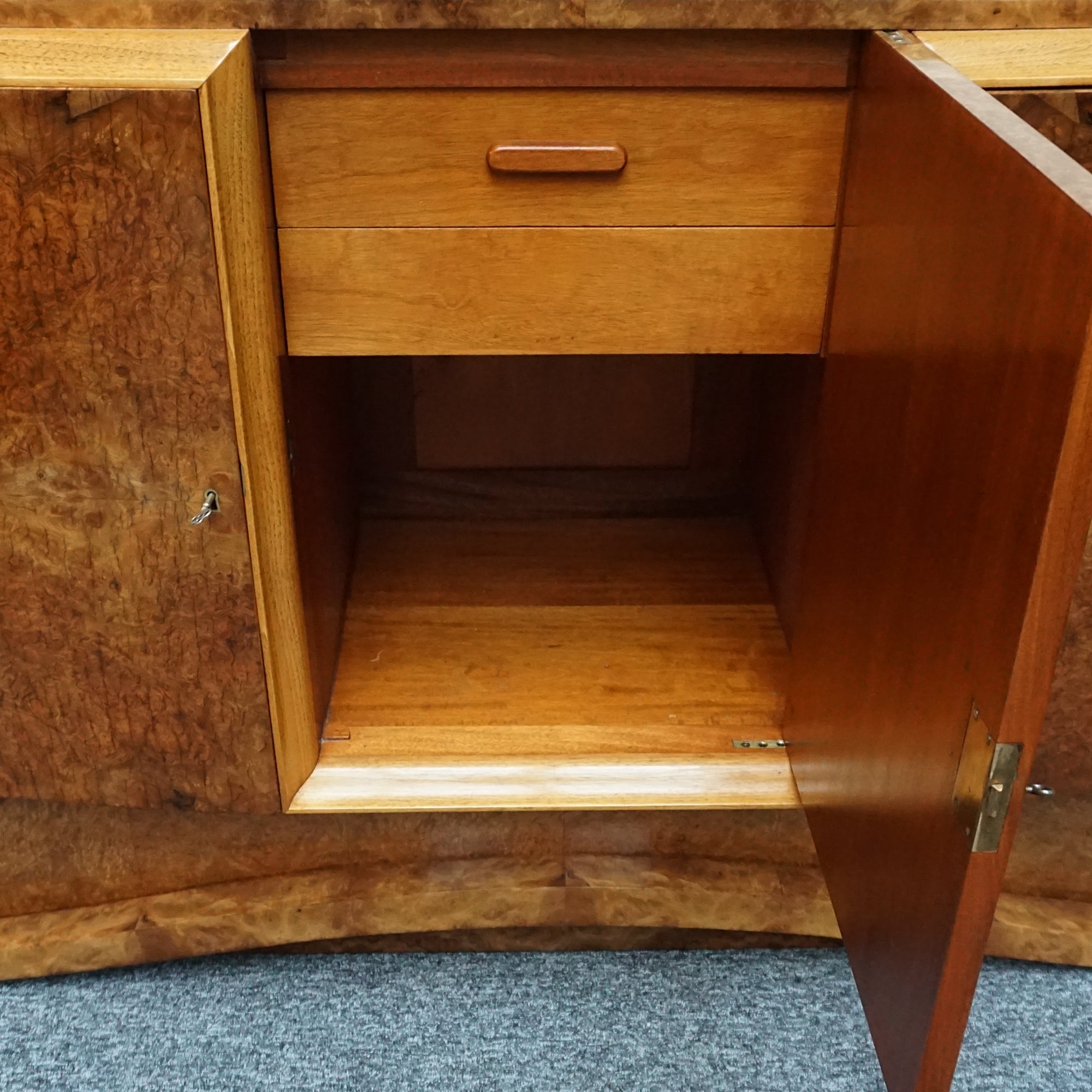 Art Deco 1930's Hille Designer Side Board in Burr Walnut - Jeroen Markies Art Deco