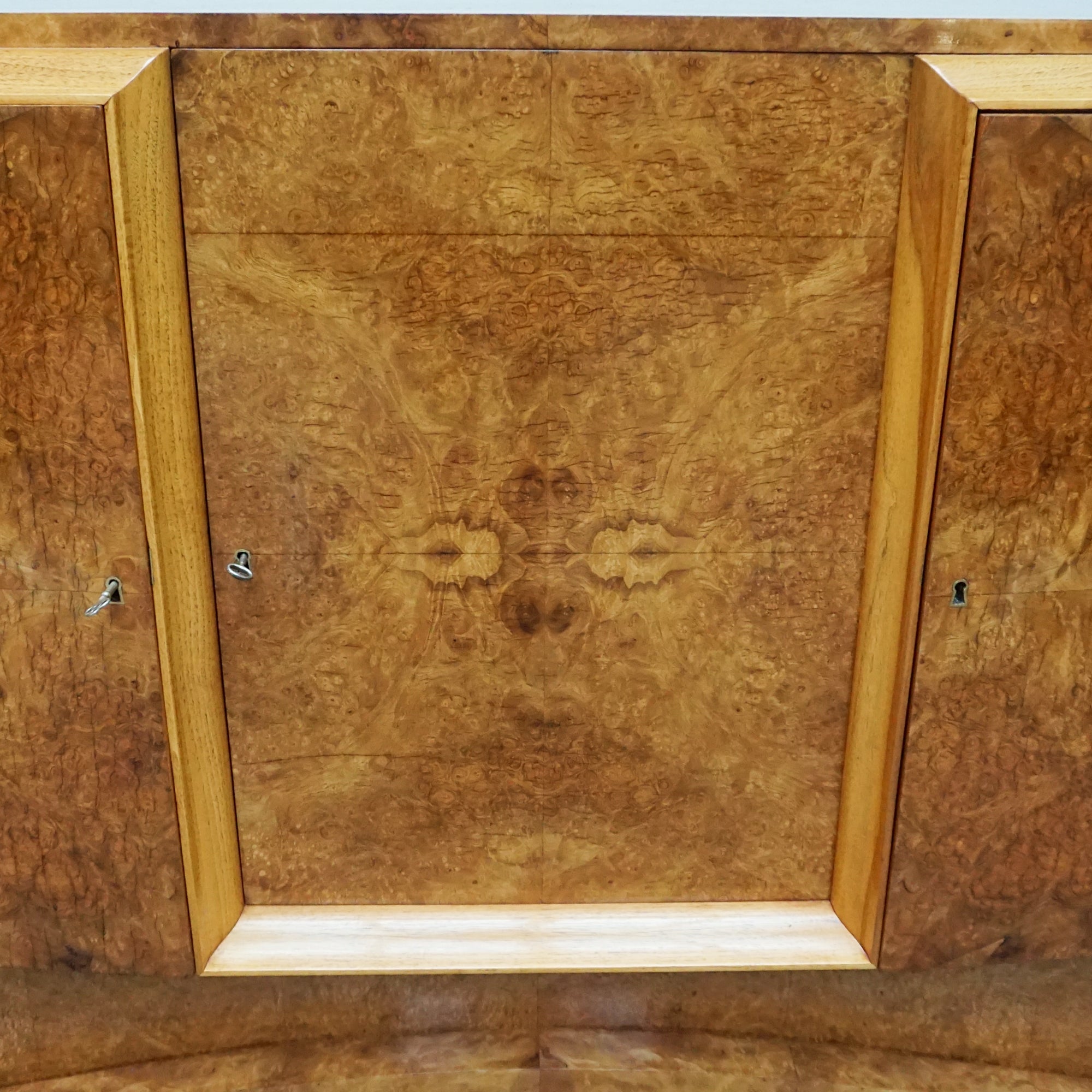 Art Deco 1930's Hille Designer Side Board in Burr Walnut - Jeroen Markies Art Deco