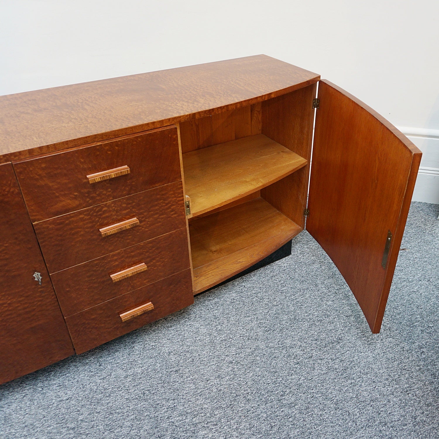 An Art Deco burr elm sideboard - Jeroen Markies Art Deco