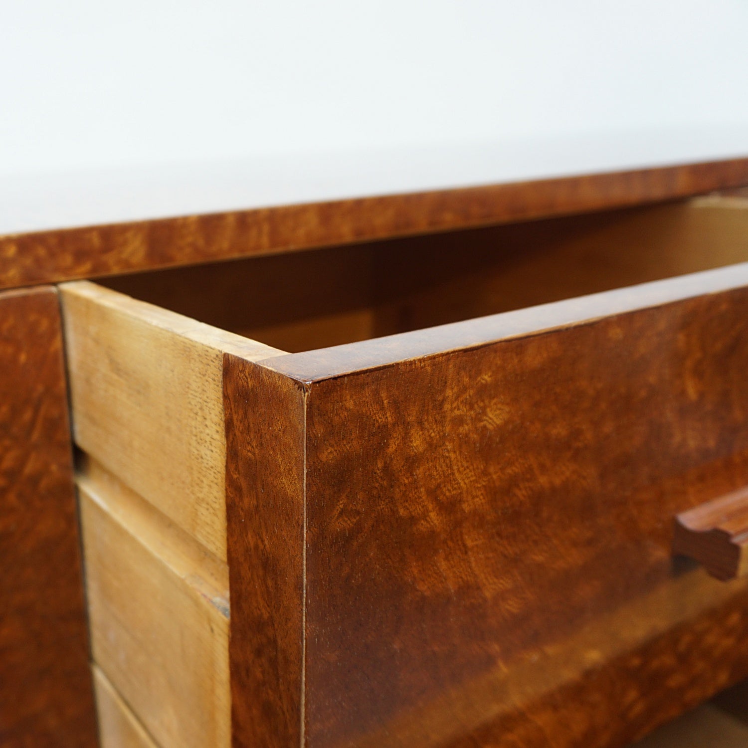 An Art Deco burr elm sideboard - Jeroen Markies Art Deco