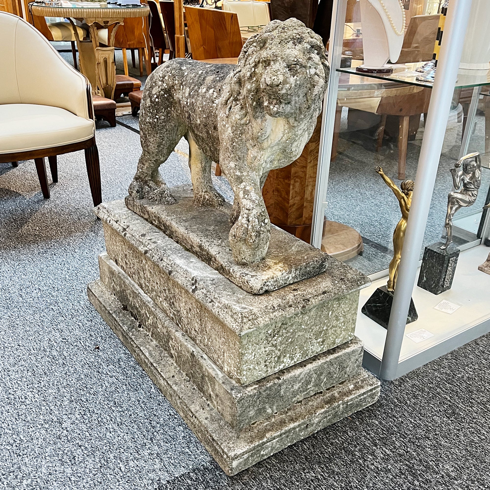 Pair of Medici Stone Lions. Garden Statues, Mid-Century Stone - Jeroen Markies Art Deco