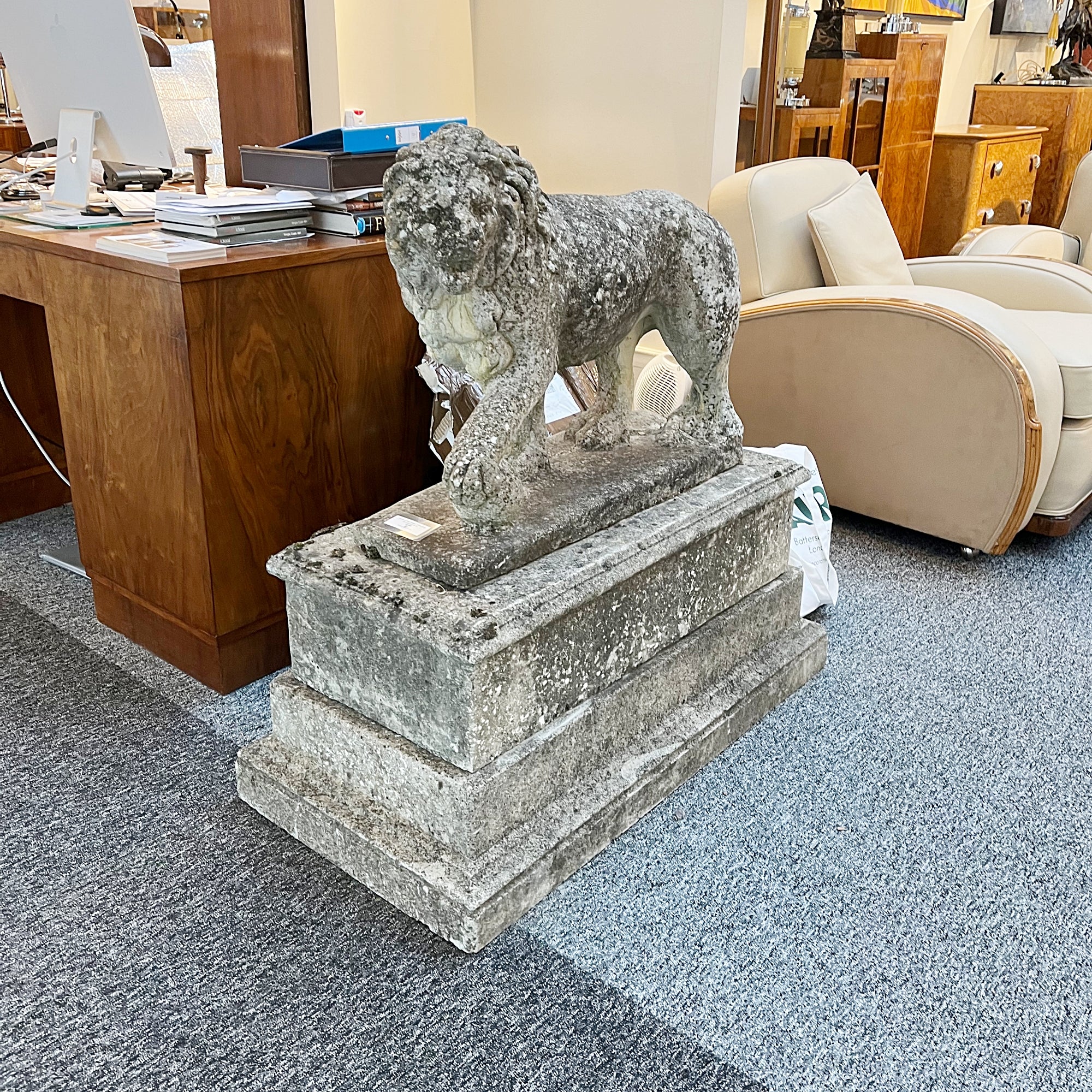 Pair of Medici Stone Lions. Garden Statues, Mid-Century Stone - Jeroen Markies Art Deco