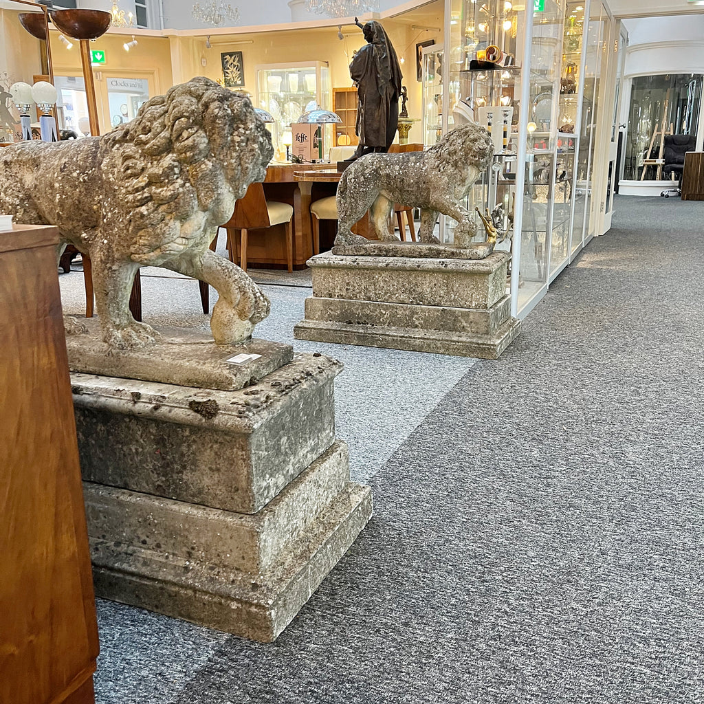 Pair of Medici Stone Lions. Garden Statues, Mid-Century Stone - Jeroen Markies Art Deco