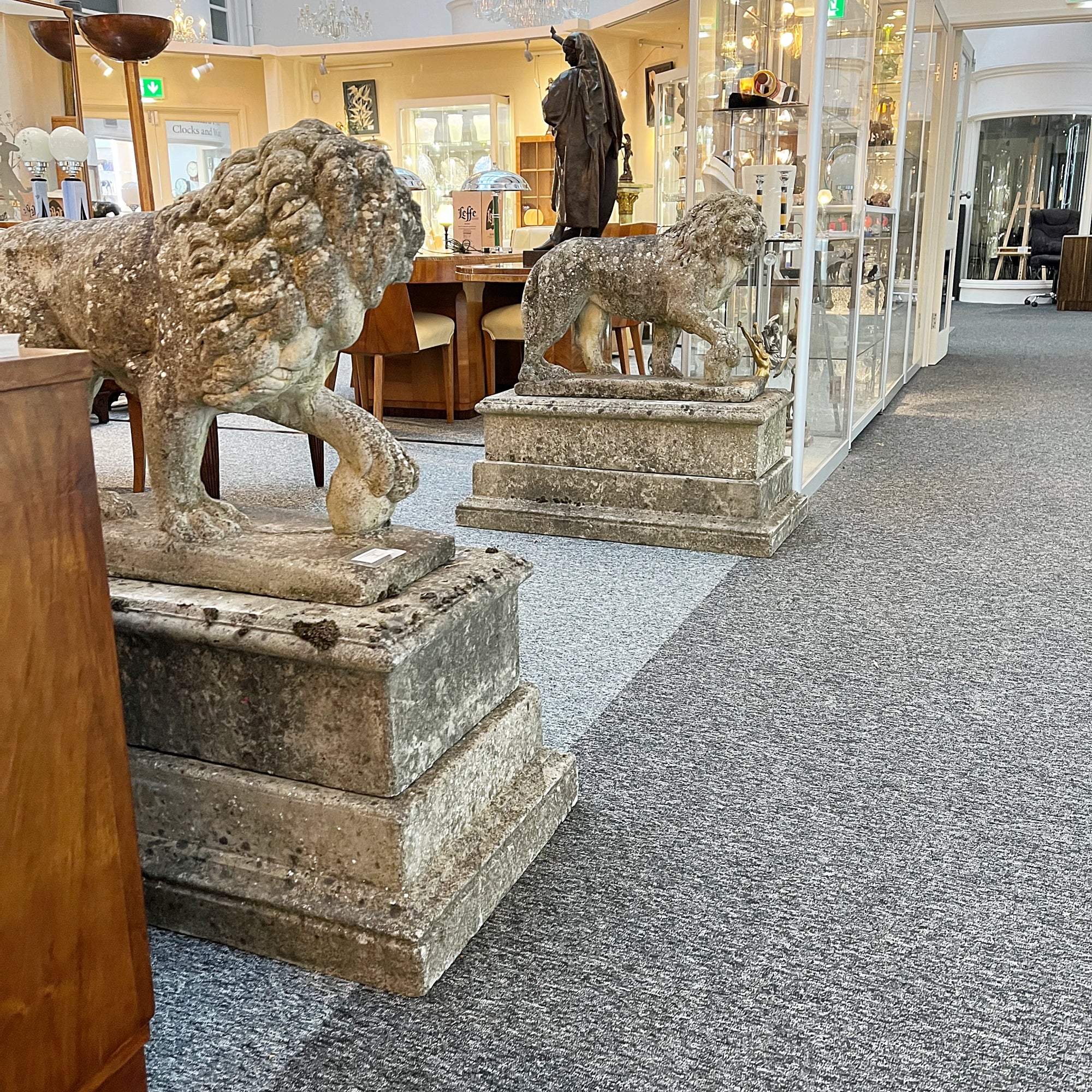 Pair of Medici Stone Lions. Garden Statues, Mid-Century Stone - Jeroen Markies Art Deco