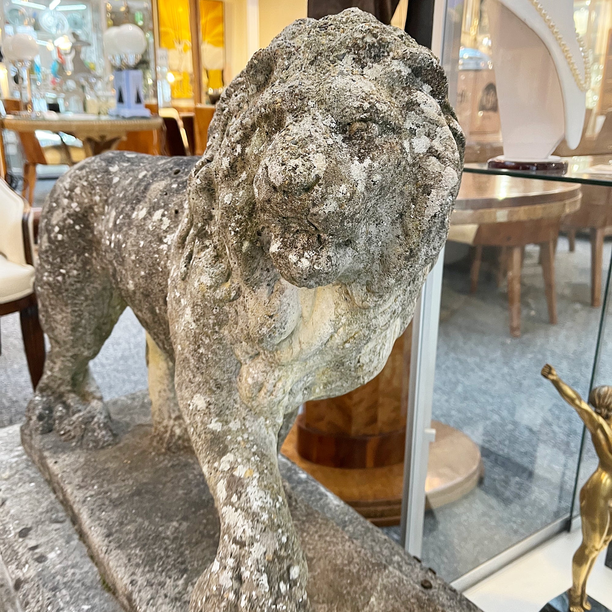 Pair of Medici Stone Lions. Garden Statues, Mid-Century Stone - Jeroen Markies Art Deco