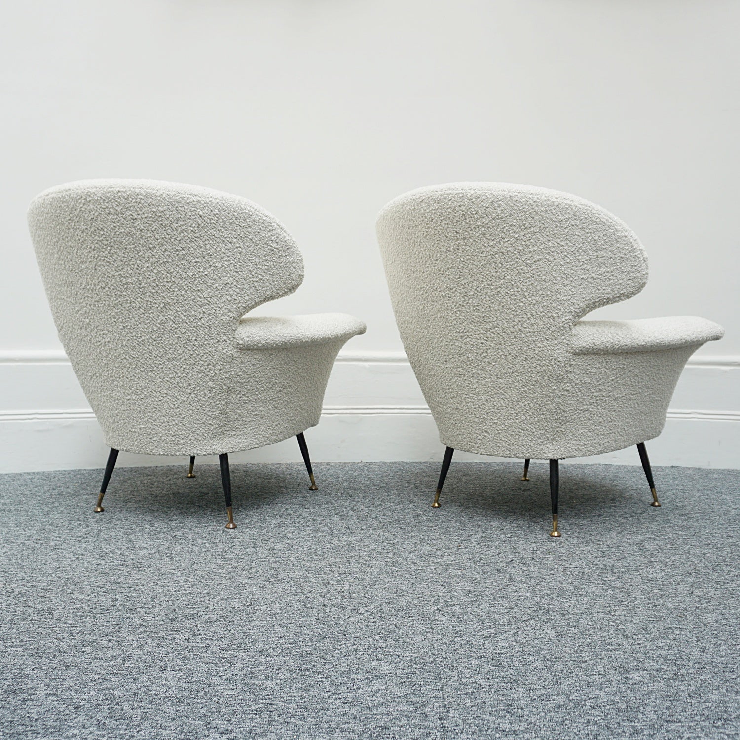 A pair of Mid-Century rounded armchairs., white bouclé - Jeroen Markies Art Deco