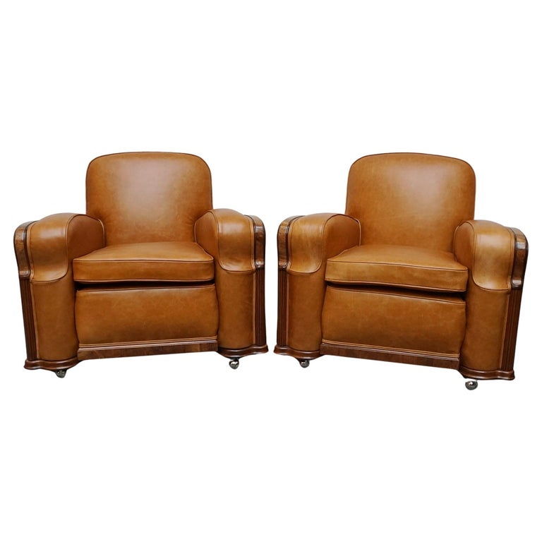 A pair of Art Deco club armchairs. Brown leather upholstery with walnut show wood. - Jeroen Markies Art Deco