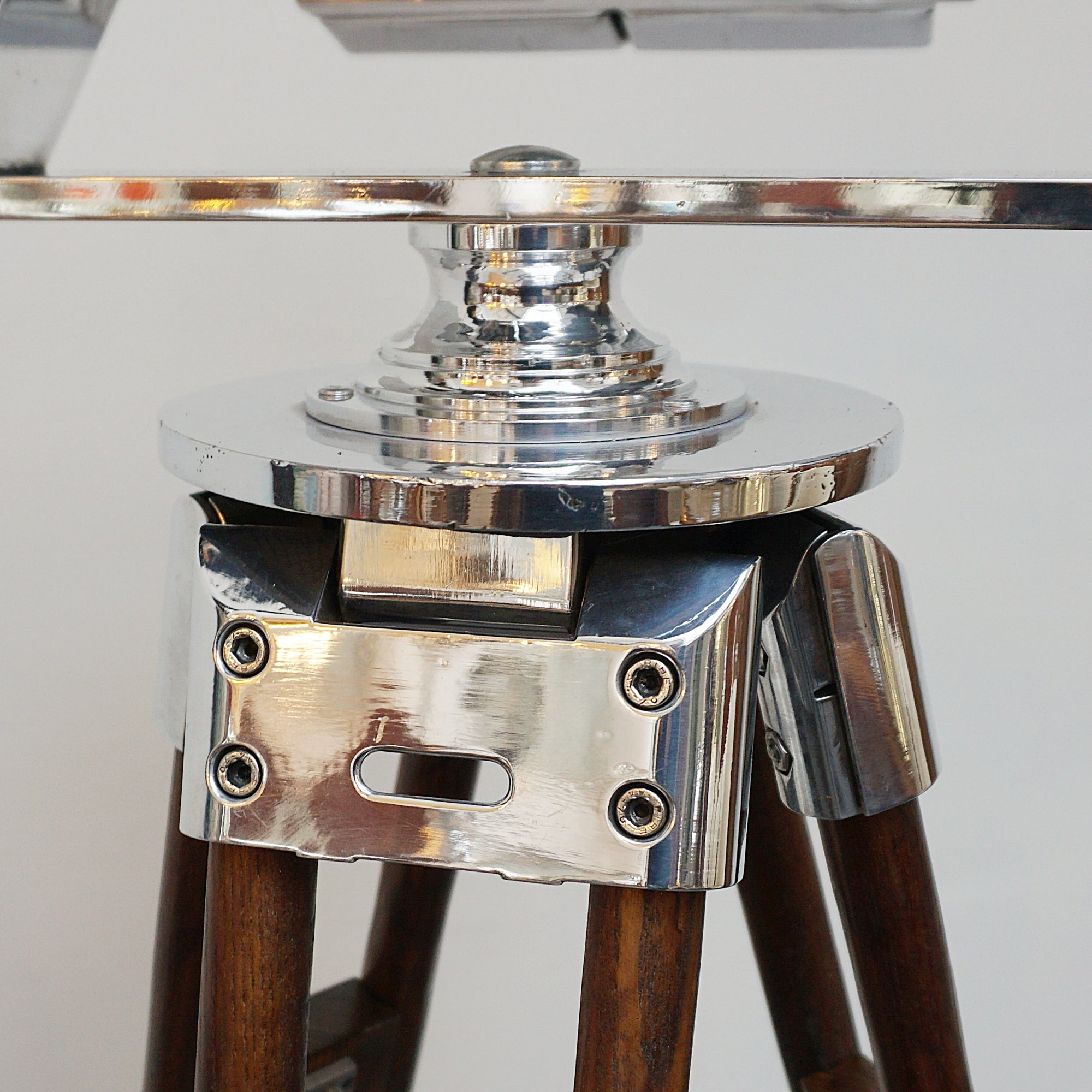 10X80 chrome marine binoculars by Leica. Set over a later extending wood and chromed metal stand with angular chromed feet. Mid Century Naval Equipment. War ship accessory . WW2 Binoculars - Jeroen Markies Art Deco 