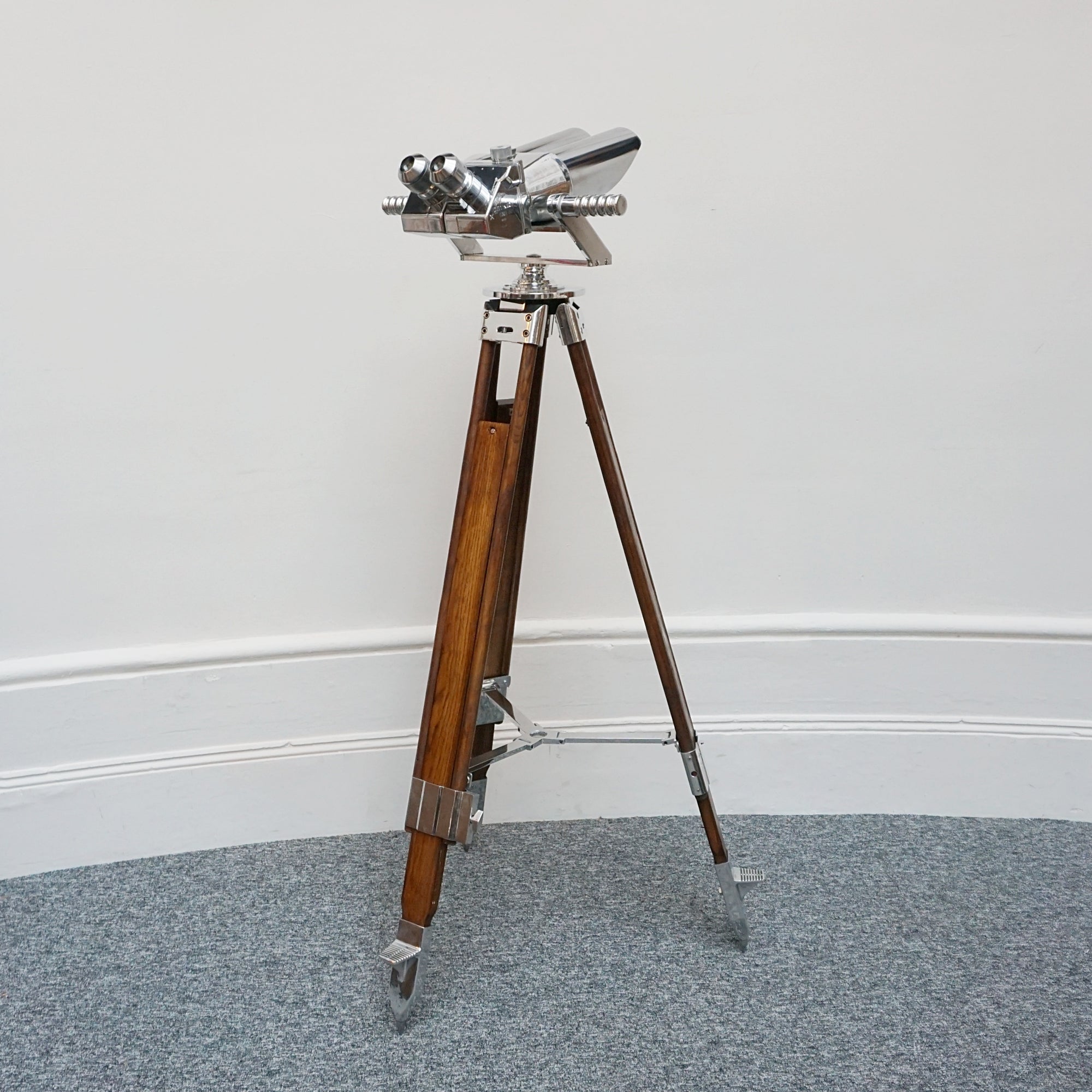 10X80 chrome marine binoculars by Leica. Set over a later extending wood and chromed metal stand with angular chromed feet. Mid Century Naval Equipment. War ship accessory . WW2 Binoculars - Jeroen Markies Art Deco 
