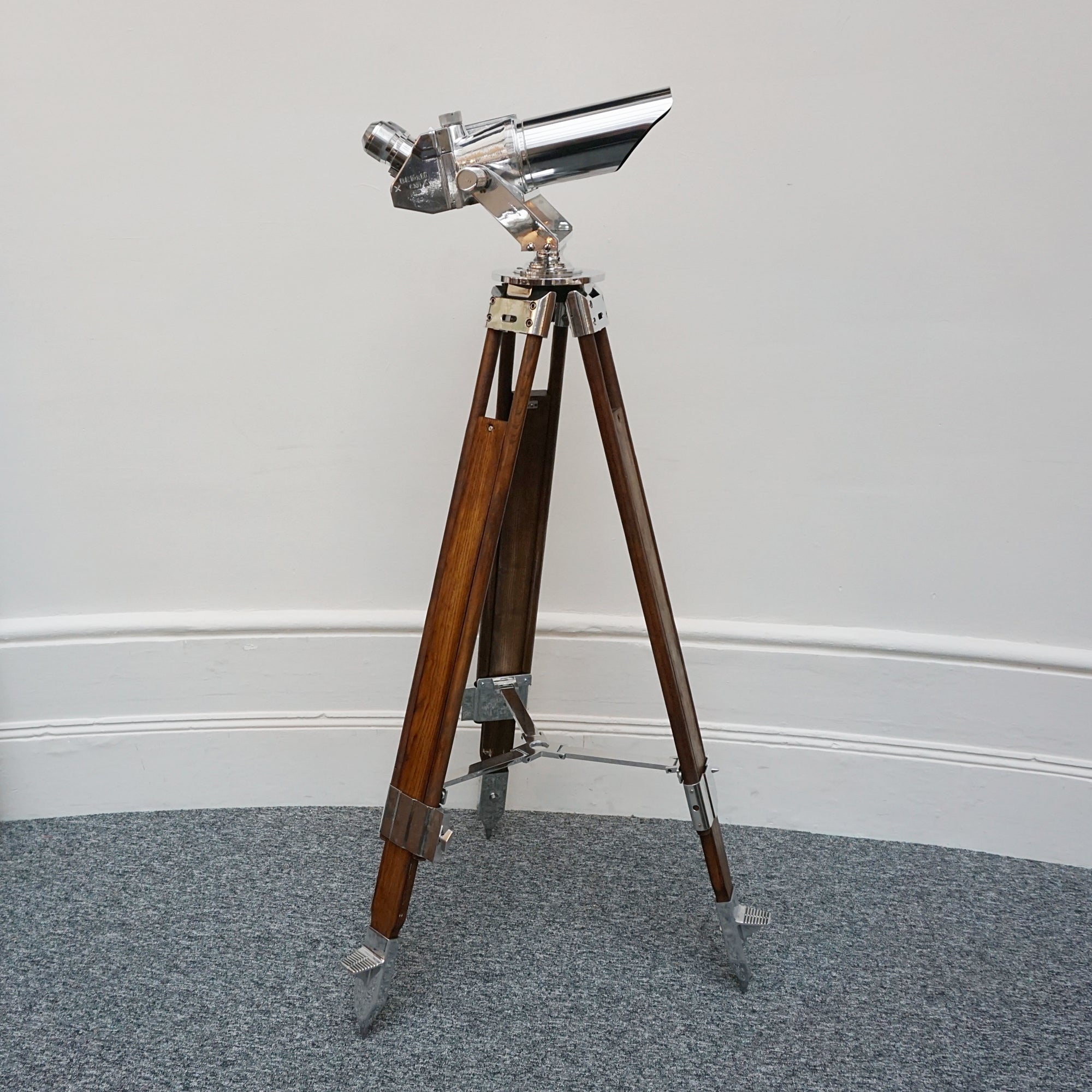 10X80 chrome marine binoculars by Leica. Set over a later extending wood and chromed metal stand with angular chromed feet. Mid Century Naval Equipment. War ship accessory . WW2 Binoculars - Jeroen Markies Art Deco 