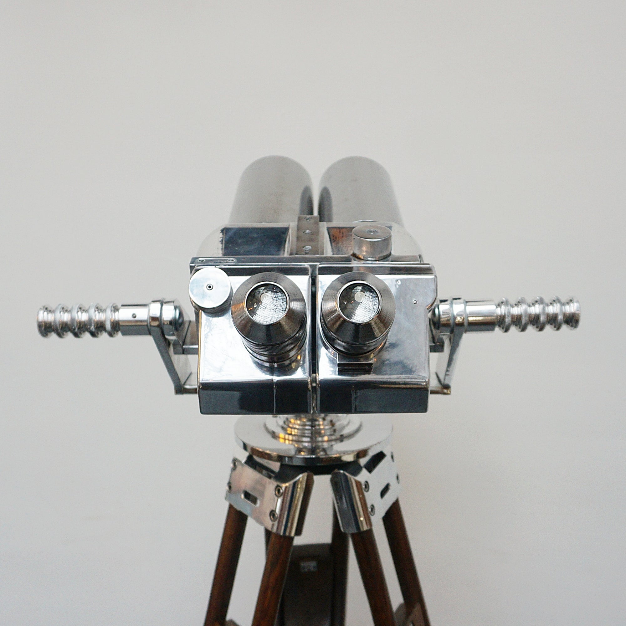 10X80 chrome marine binoculars by Leica. Set over a later extending wood and chromed metal stand with angular chromed feet. Mid Century Naval Equipment. War ship accessory . WW2 Binoculars - Jeroen Markies Art Deco 