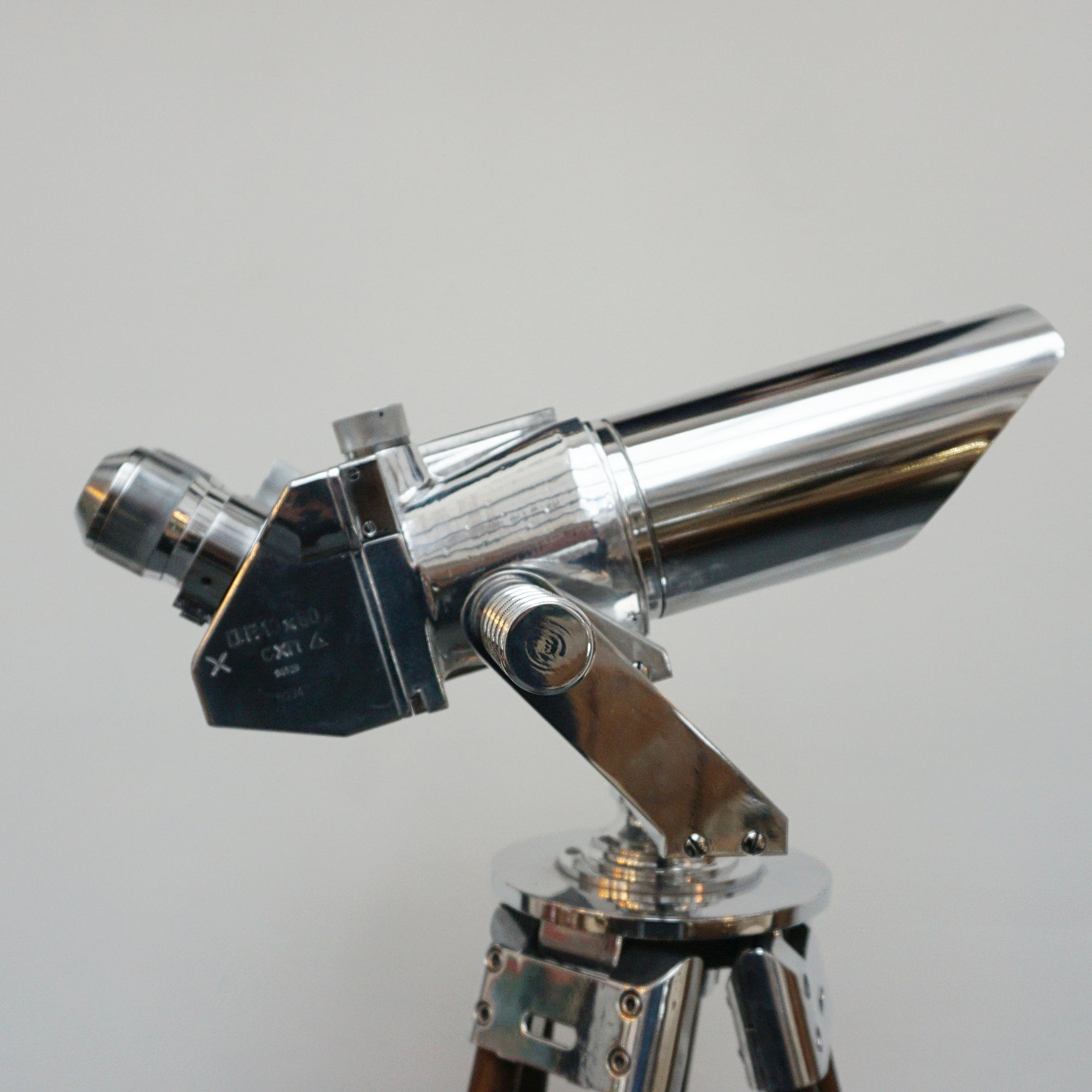 10X80 chrome marine binoculars by Leica. Set over a later extending wood and chromed metal stand with angular chromed feet. Mid Century Naval Equipment. War ship accessory . WW2 Binoculars - Jeroen Markies Art Deco 