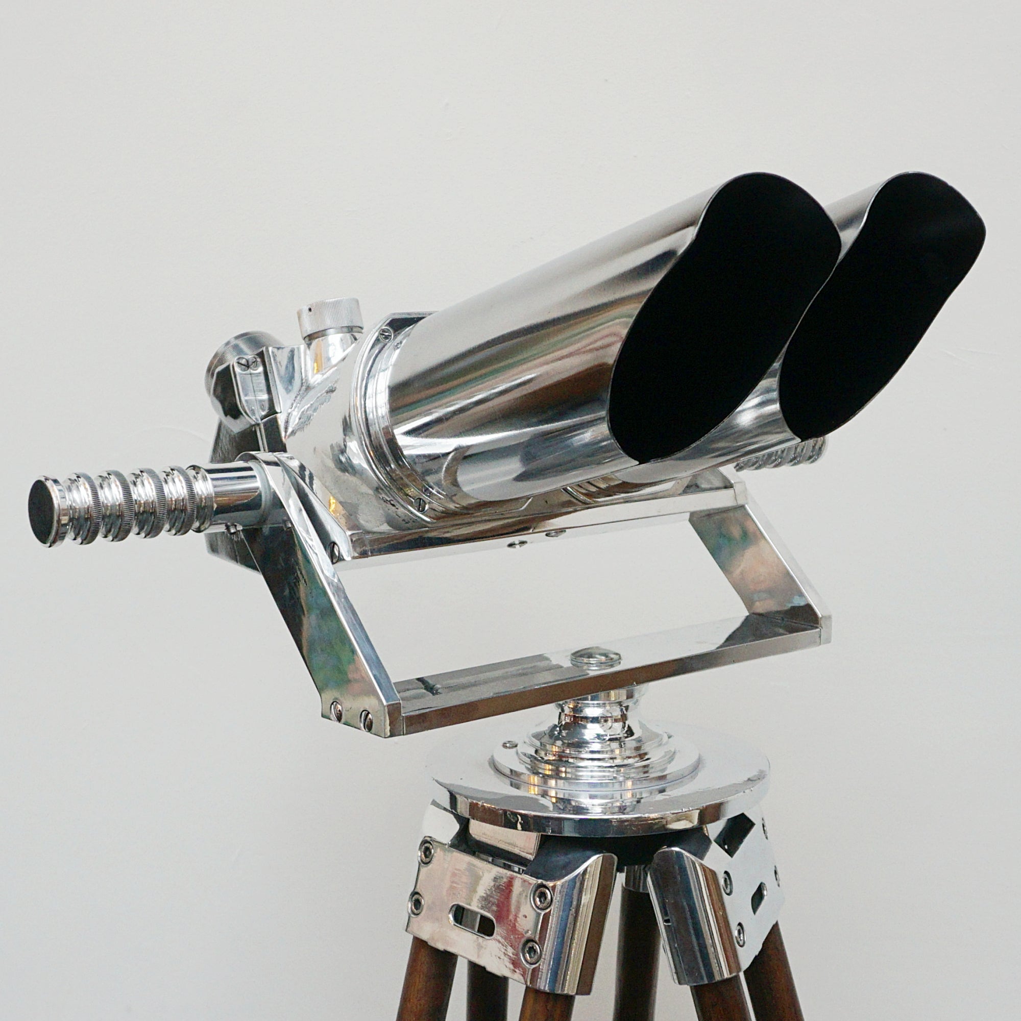 10X80 chrome marine binoculars by Leica. Set over a later extending wood and chromed metal stand with angular chromed feet. Mid Century Naval Equipment. War ship accessory . WW2 Binoculars - Jeroen Markies Art Deco 