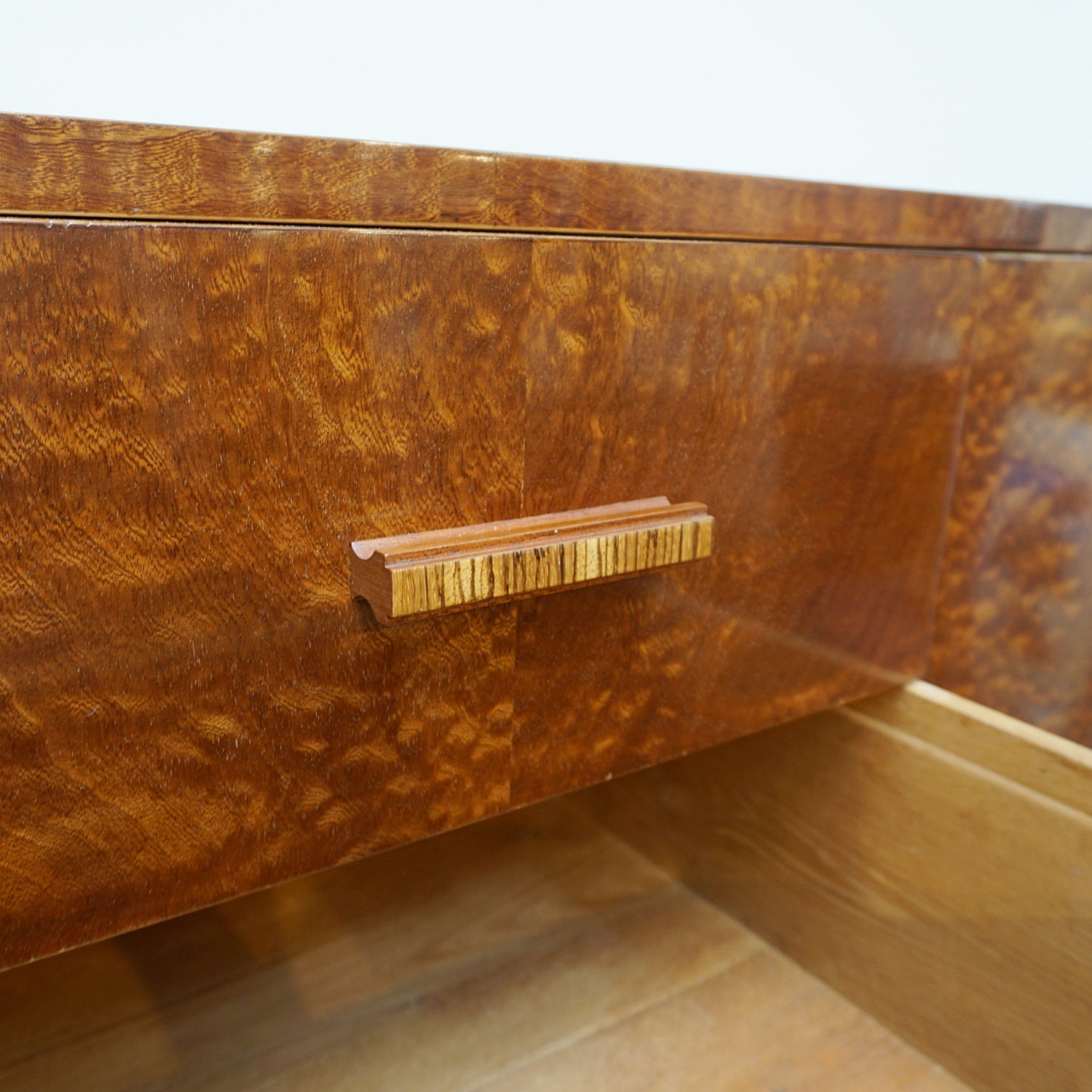 An Art Deco burr elm sideboard - Jeroen Markies Art Deco