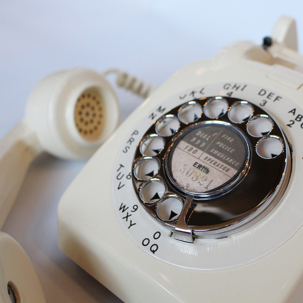 An original GPO model 706 telephone in cream. With original nylon carrying handle (not for carrying). Fully refurbished at Jeroen Markies.