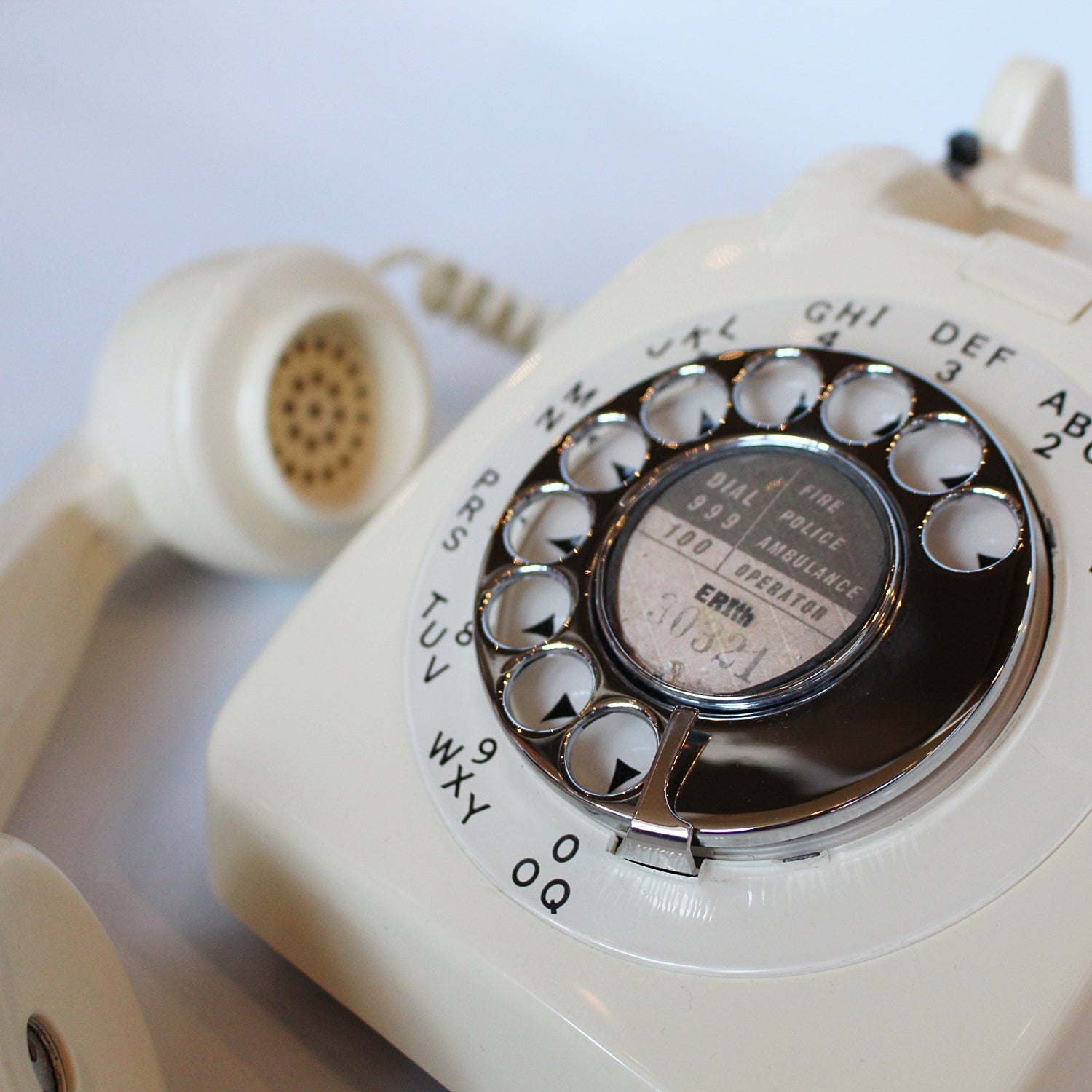 An original GPO model 706 telephone in cream. With original nylon carrying handle (not for carrying). Fully refurbished at Jeroen Markies.