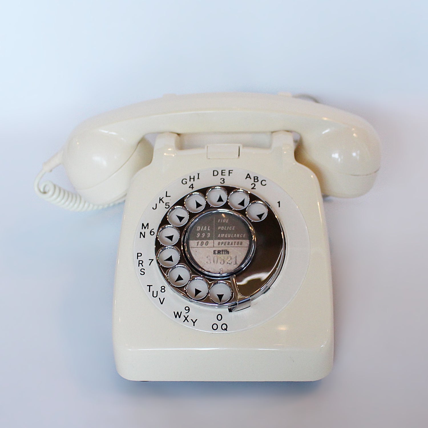 An original GPO model 706 telephone in cream. With original nylon carrying handle (not for carrying). Fully refurbished at Jeroen Markies.