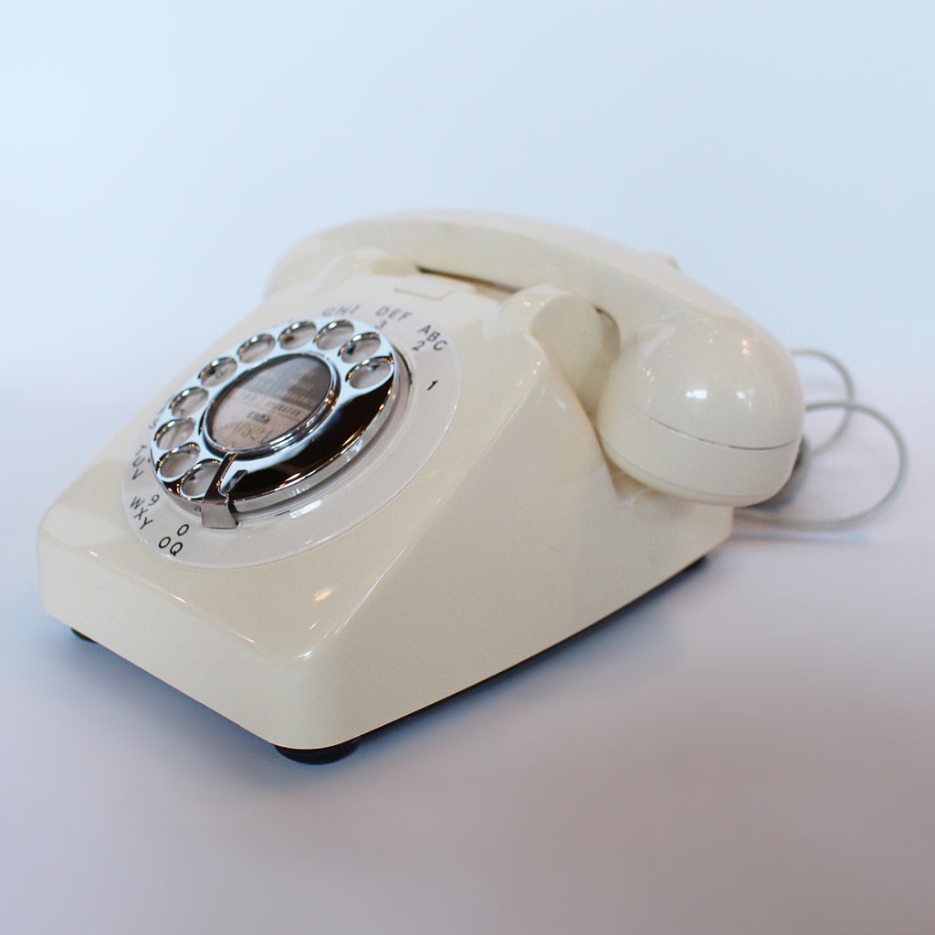 An original GPO model 706 telephone in cream. With original nylon carrying handle (not for carrying). Fully refurbished at Jeroen Markies.