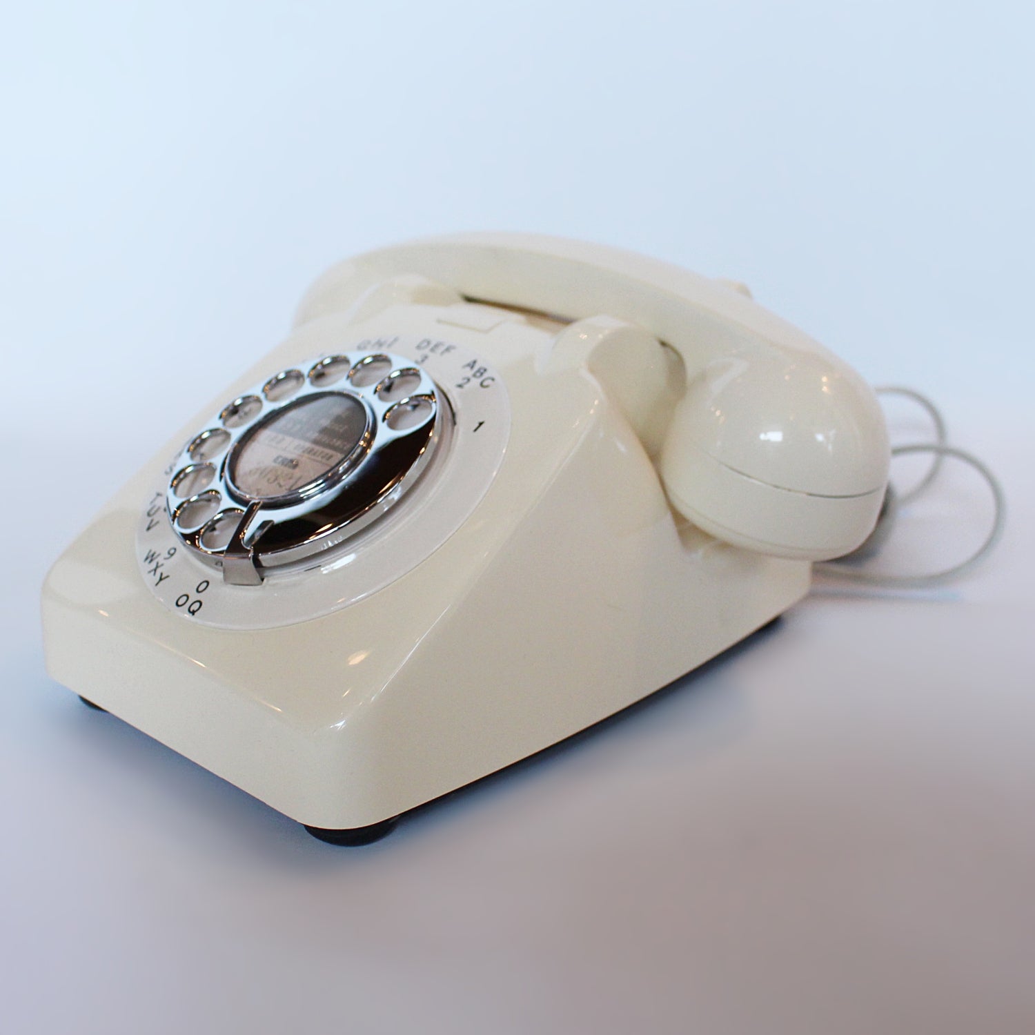 An original GPO model 706 telephone in cream. With original nylon carrying handle (not for carrying). Fully refurbished at Jeroen Markies.