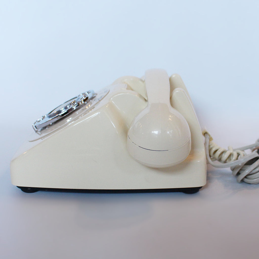 An original GPO model 706 telephone in cream. With original nylon carrying handle (not for carrying). Fully refurbished at Jeroen Markies.