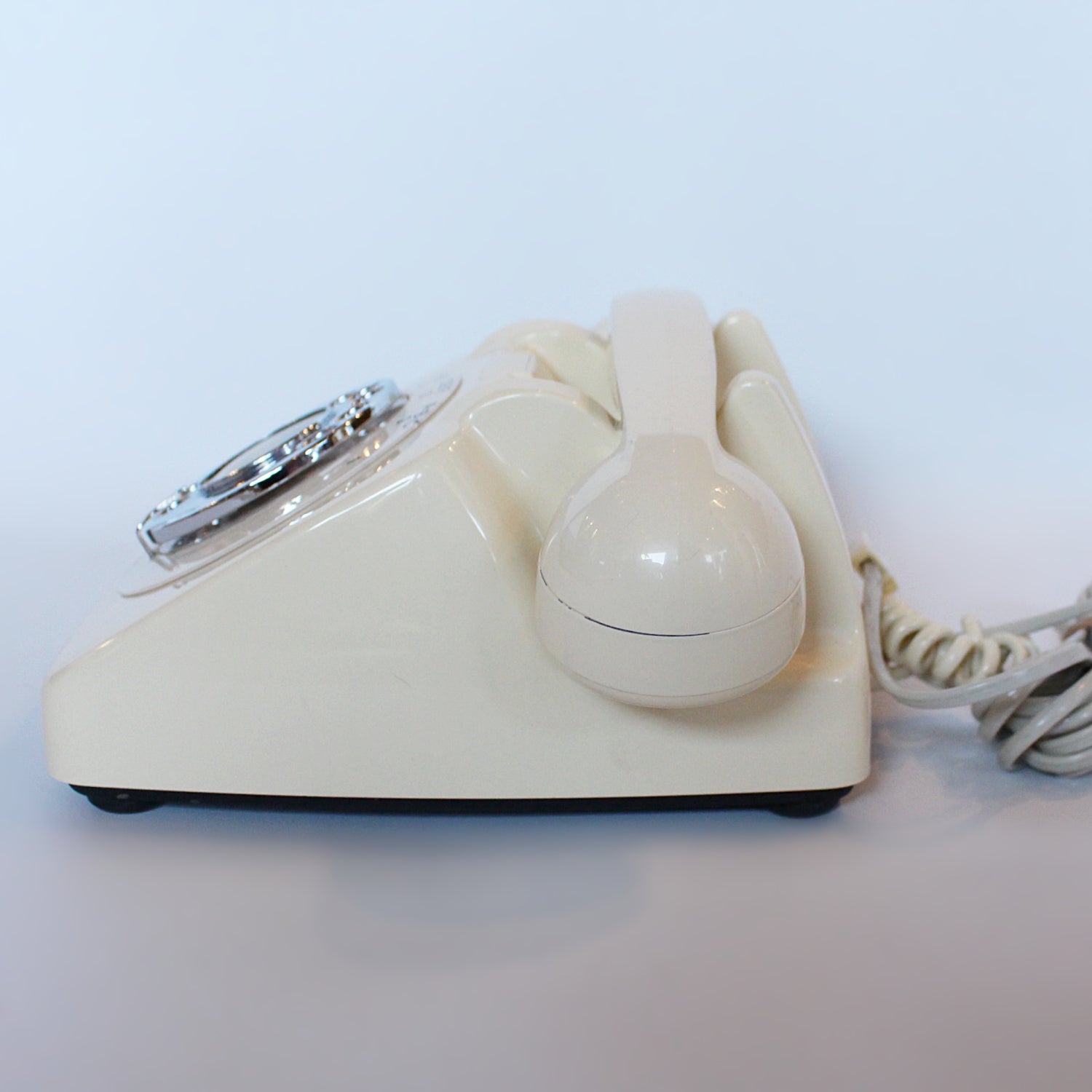 An original GPO model 706 telephone in cream. With original nylon carrying handle (not for carrying). Fully refurbished at Jeroen Markies.