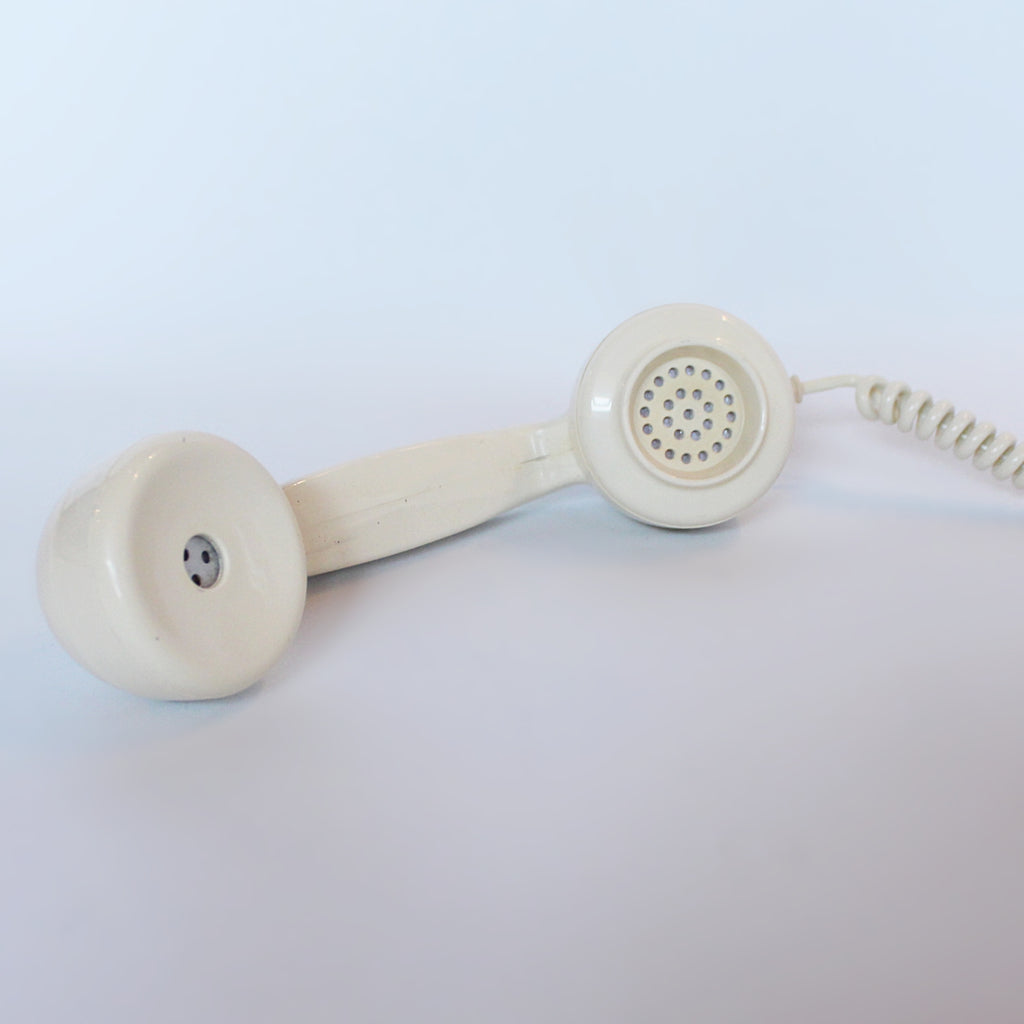 An original GPO model 706 telephone in cream. With original nylon carrying handle (not for carrying). Fully refurbished at Jeroen Markies.