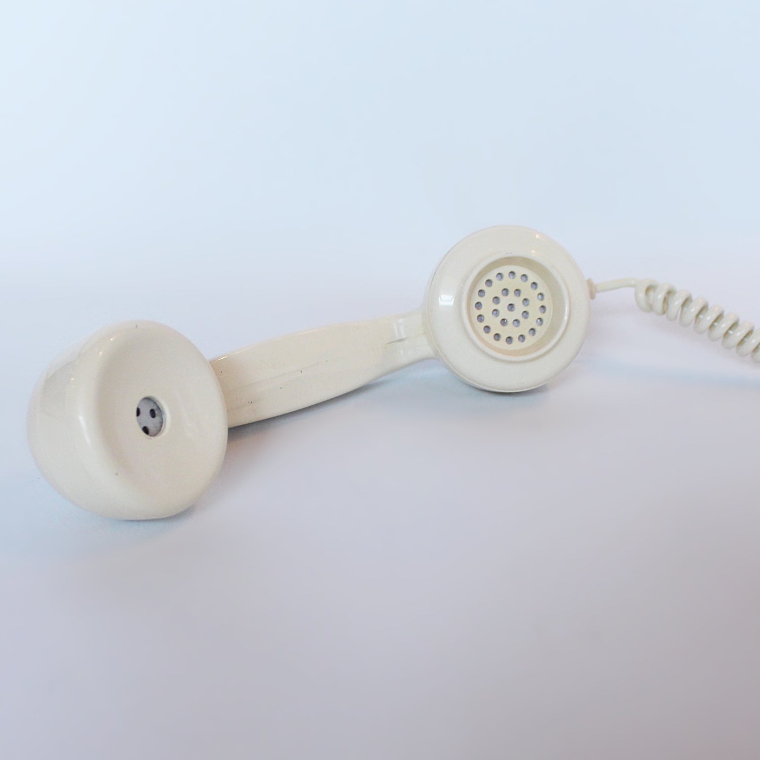 An original GPO model 706 telephone in cream. With original nylon carrying handle (not for carrying). Fully refurbished at Jeroen Markies.
