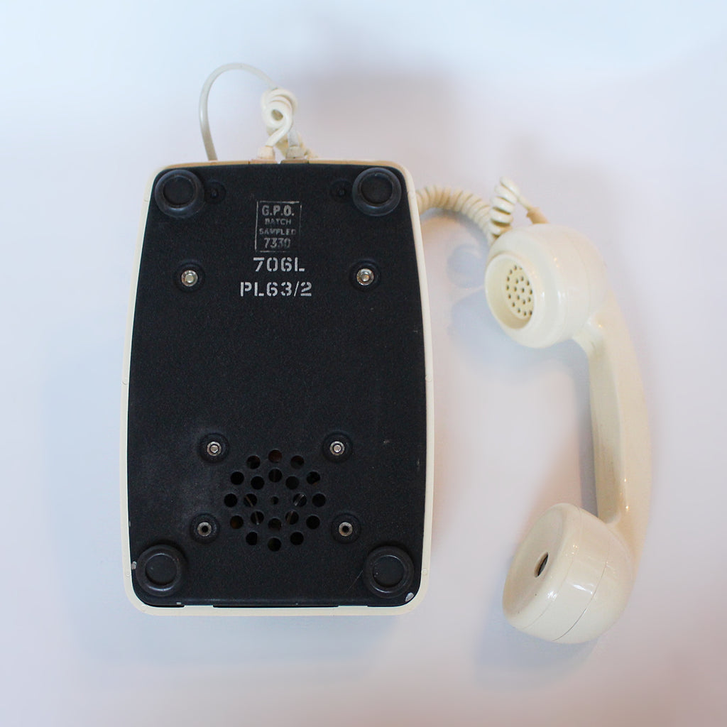 An original GPO model 706 telephone in cream. With original nylon carrying handle (not for carrying). Fully refurbished at Jeroen Markies.