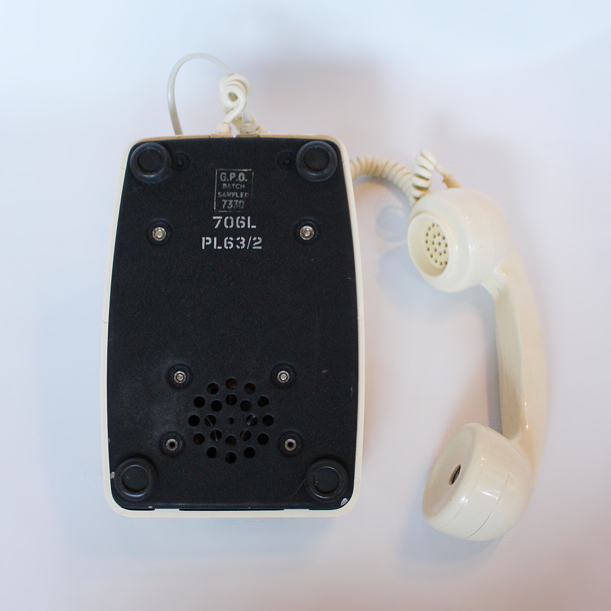 An original GPO model 706 telephone in cream. With original nylon carrying handle (not for carrying). Fully refurbished at Jeroen Markies.