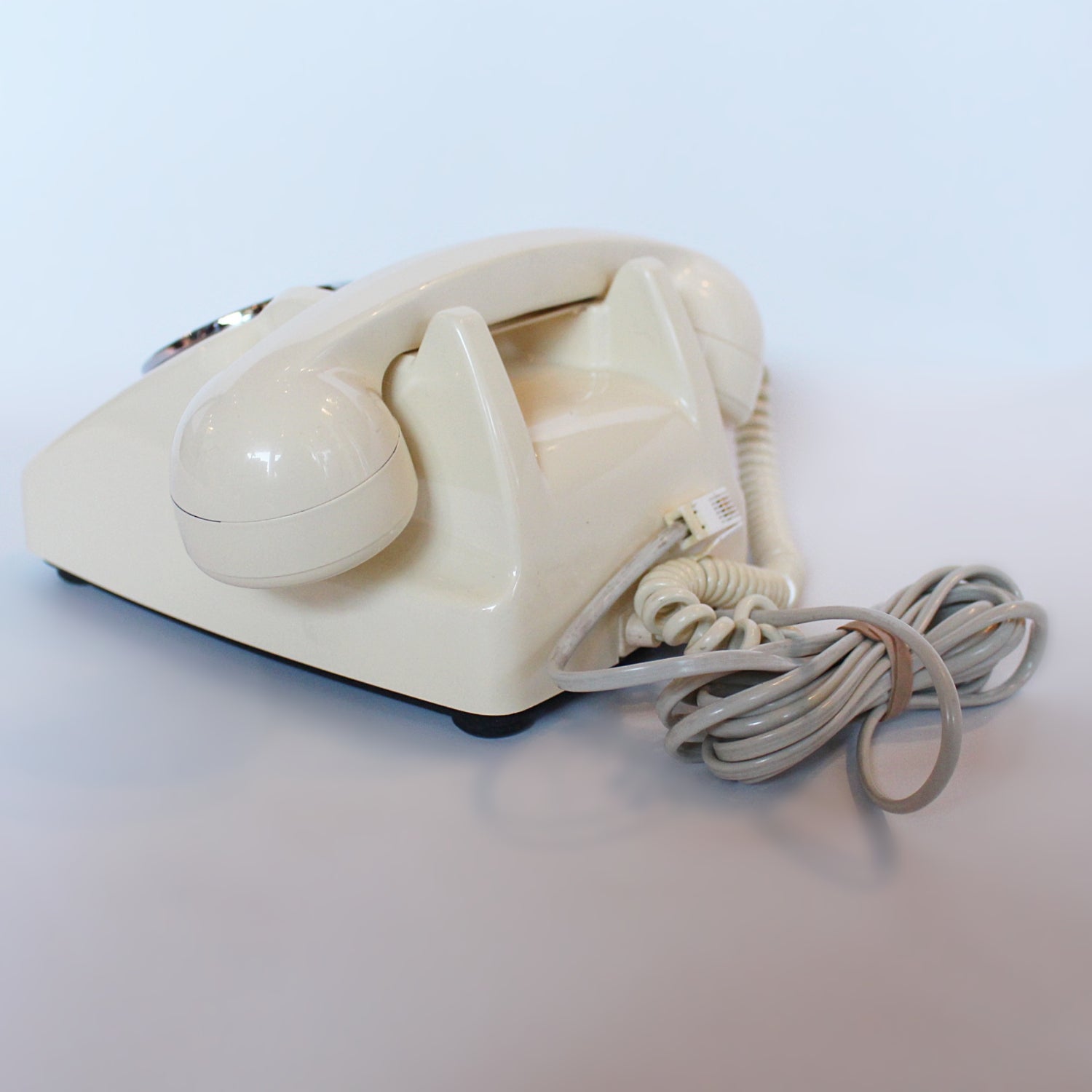 An original GPO model 706 telephone in cream. With original nylon carrying handle (not for carrying). Fully refurbished at Jeroen Markies.