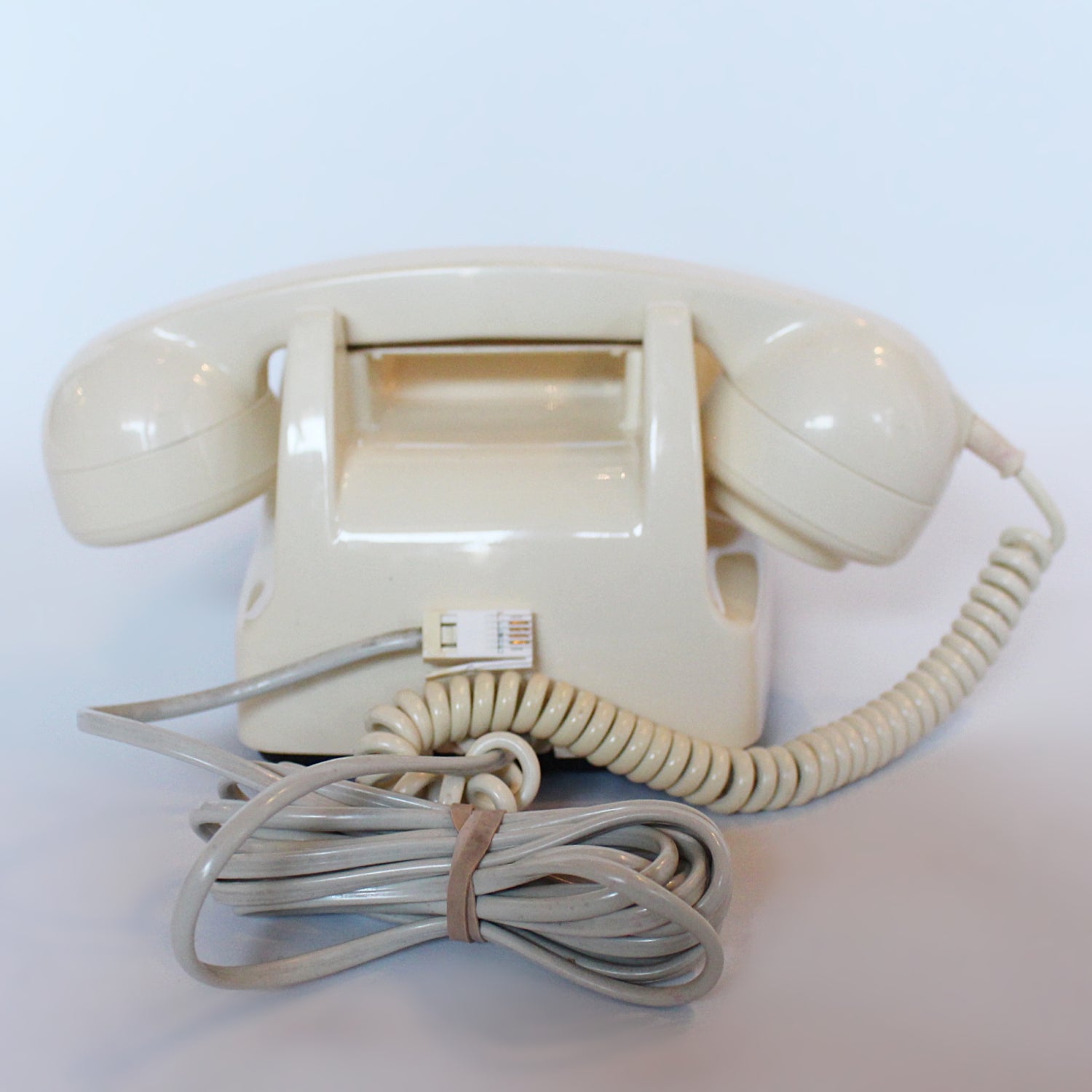 An original GPO model 706 telephone in cream. With original nylon carrying handle (not for carrying). Fully refurbished at Jeroen Markies.