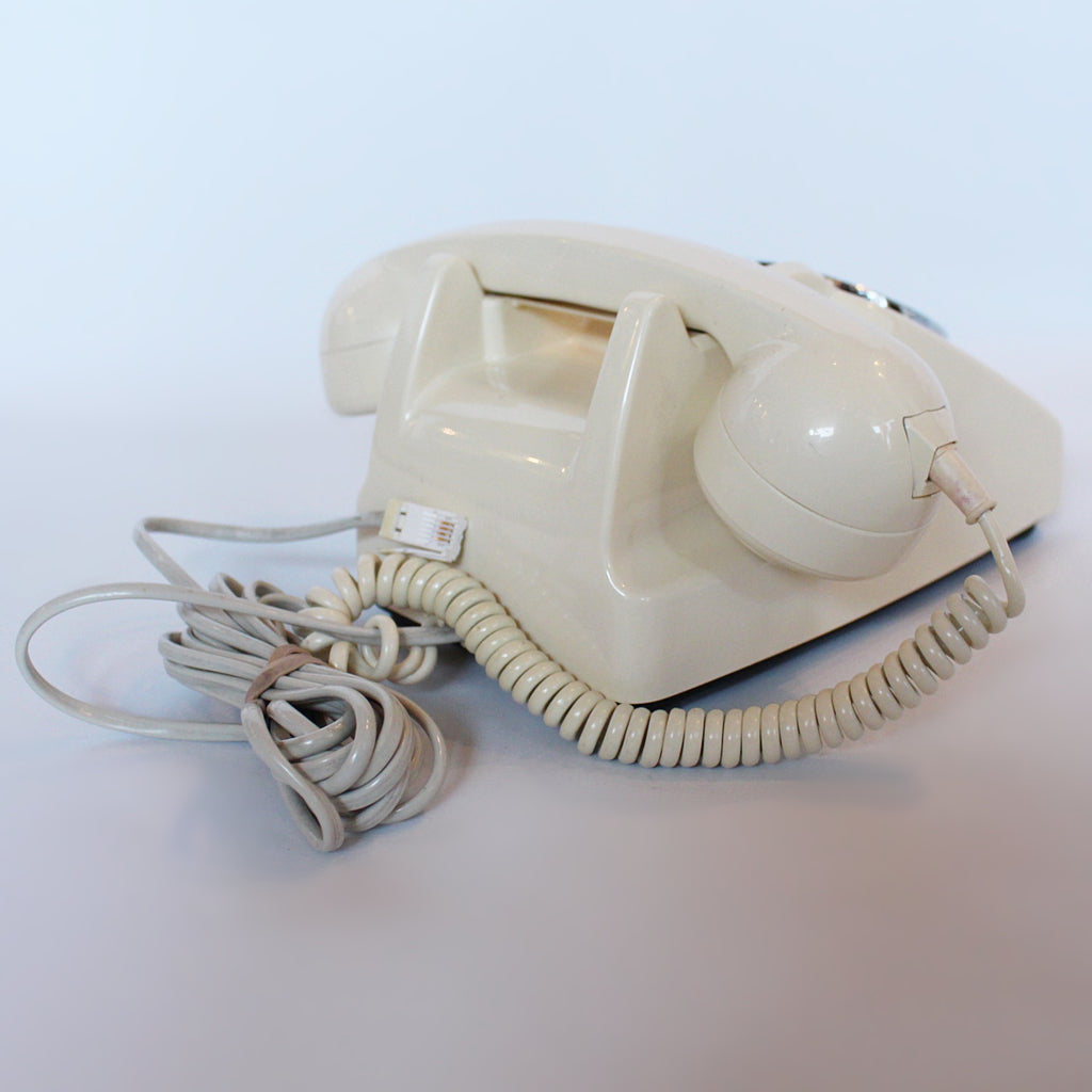 An original GPO model 706 telephone in cream. With original nylon carrying handle (not for carrying). Fully refurbished at Jeroen Markies.