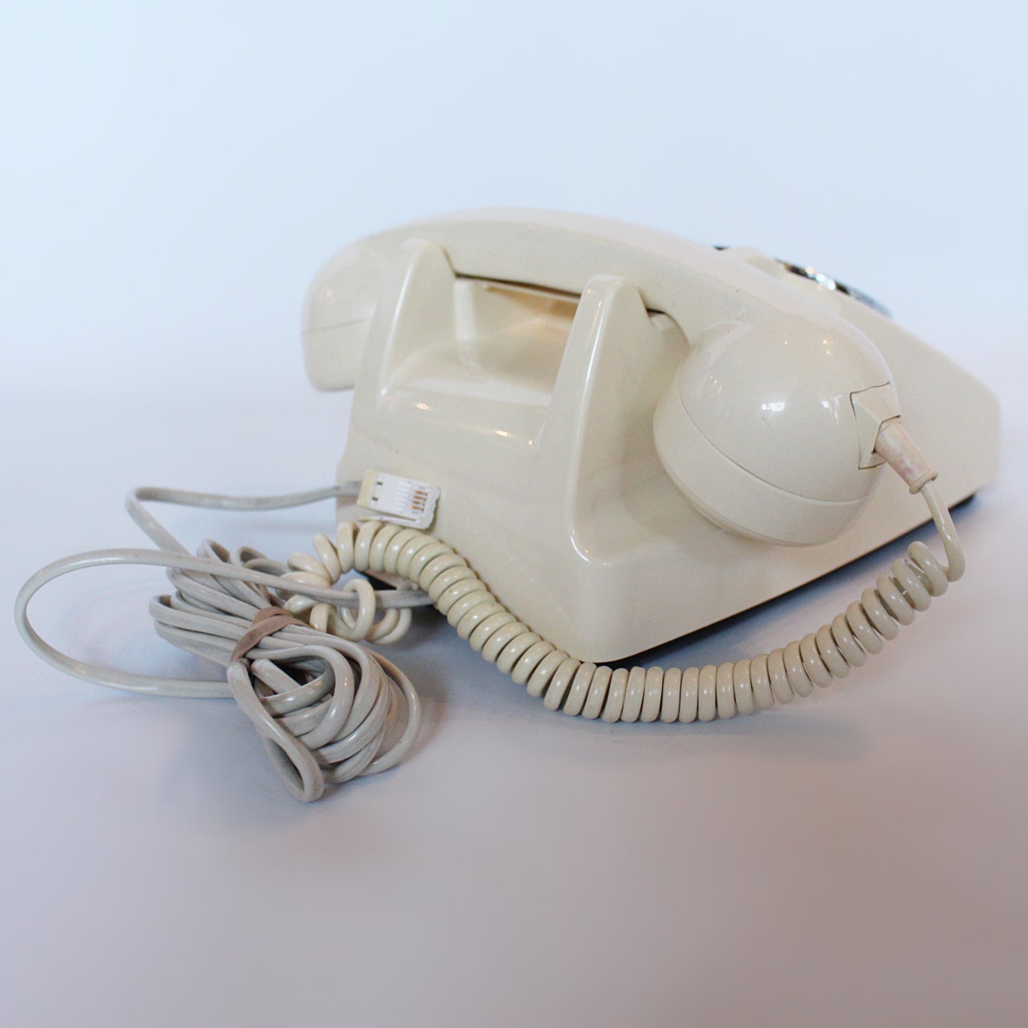 An original GPO model 706 telephone in cream. With original nylon carrying handle (not for carrying). Fully refurbished at Jeroen Markies.