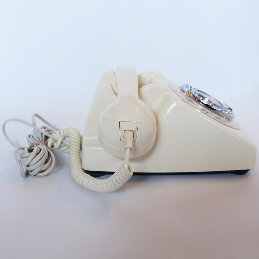 An original GPO model 706 telephone in cream. With original nylon carrying handle (not for carrying). Fully refurbished at Jeroen Markies.