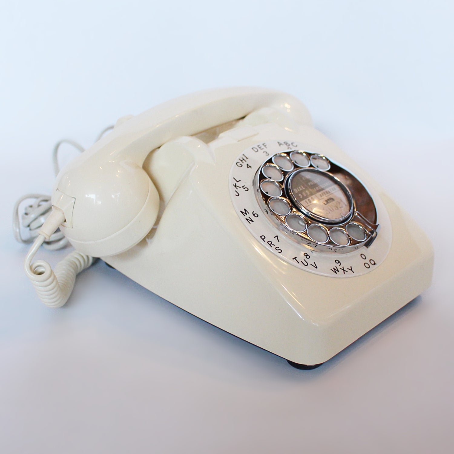An original GPO model 706 telephone in cream. With original nylon carrying handle (not for carrying). Fully refurbished at Jeroen Markies.