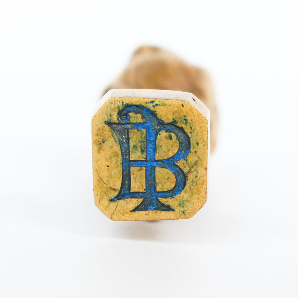 A gilt bronze and onyx in a bird motif, including letter opener and inkwell tray. In fitted presentation case. All signed, "Frecourt". Maurice Frecourt (French 1890) at Jeroen Markies