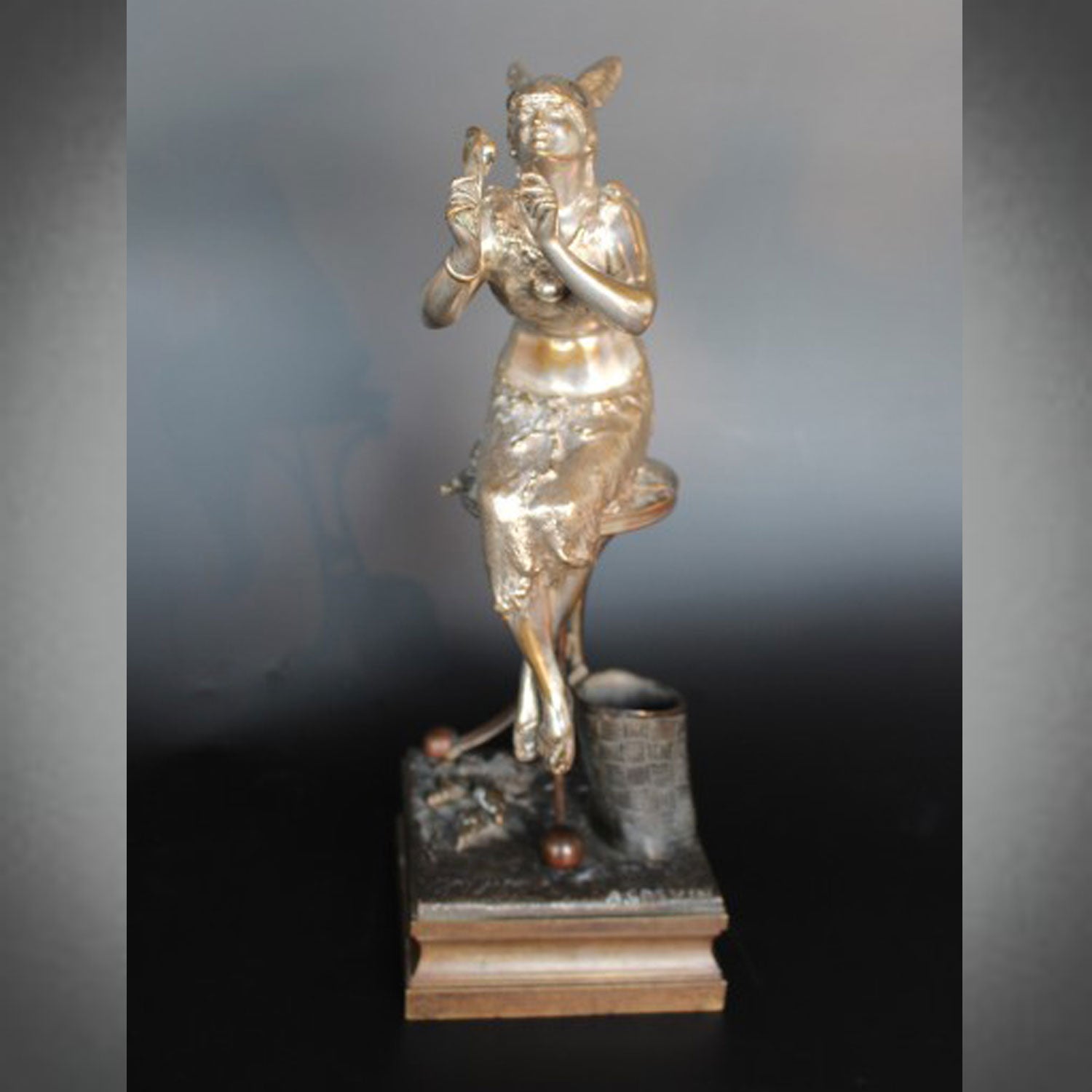 Alfred Grevin Femme en Costume