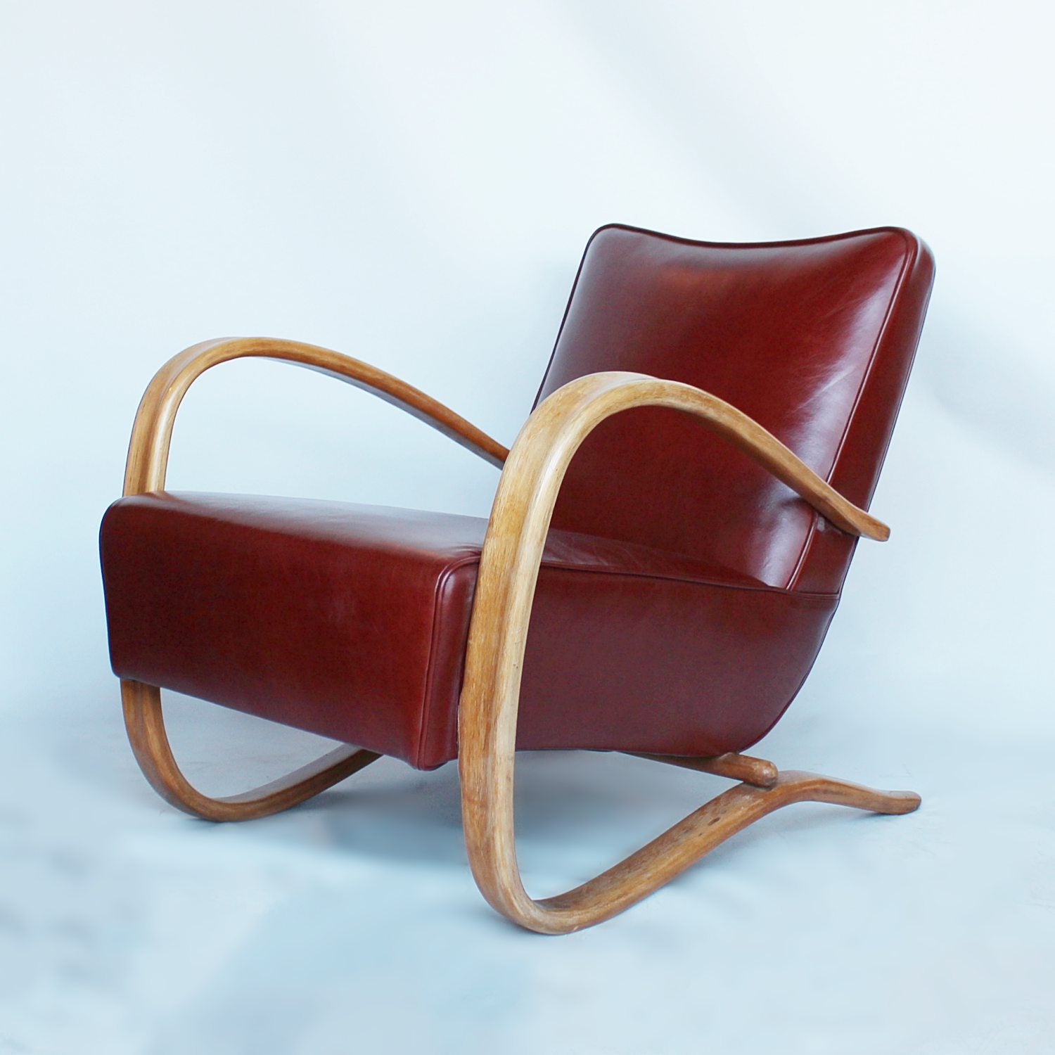 A pair of Jindrich Halabala lounge chairs at Jeroen Markies 