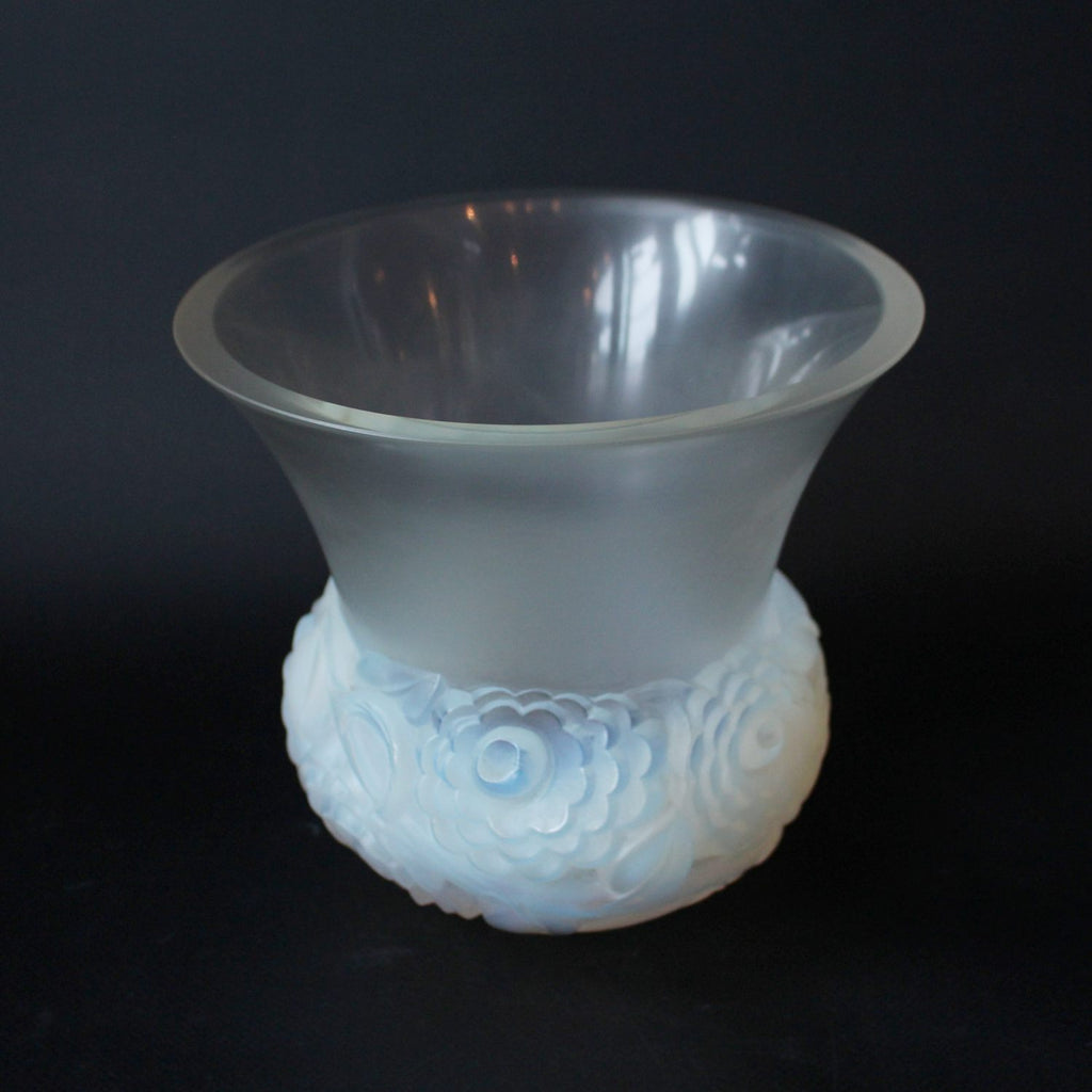 Rene Lalique Art deco Renoncules vase decorated with stylised flowers at Jeroen Markies