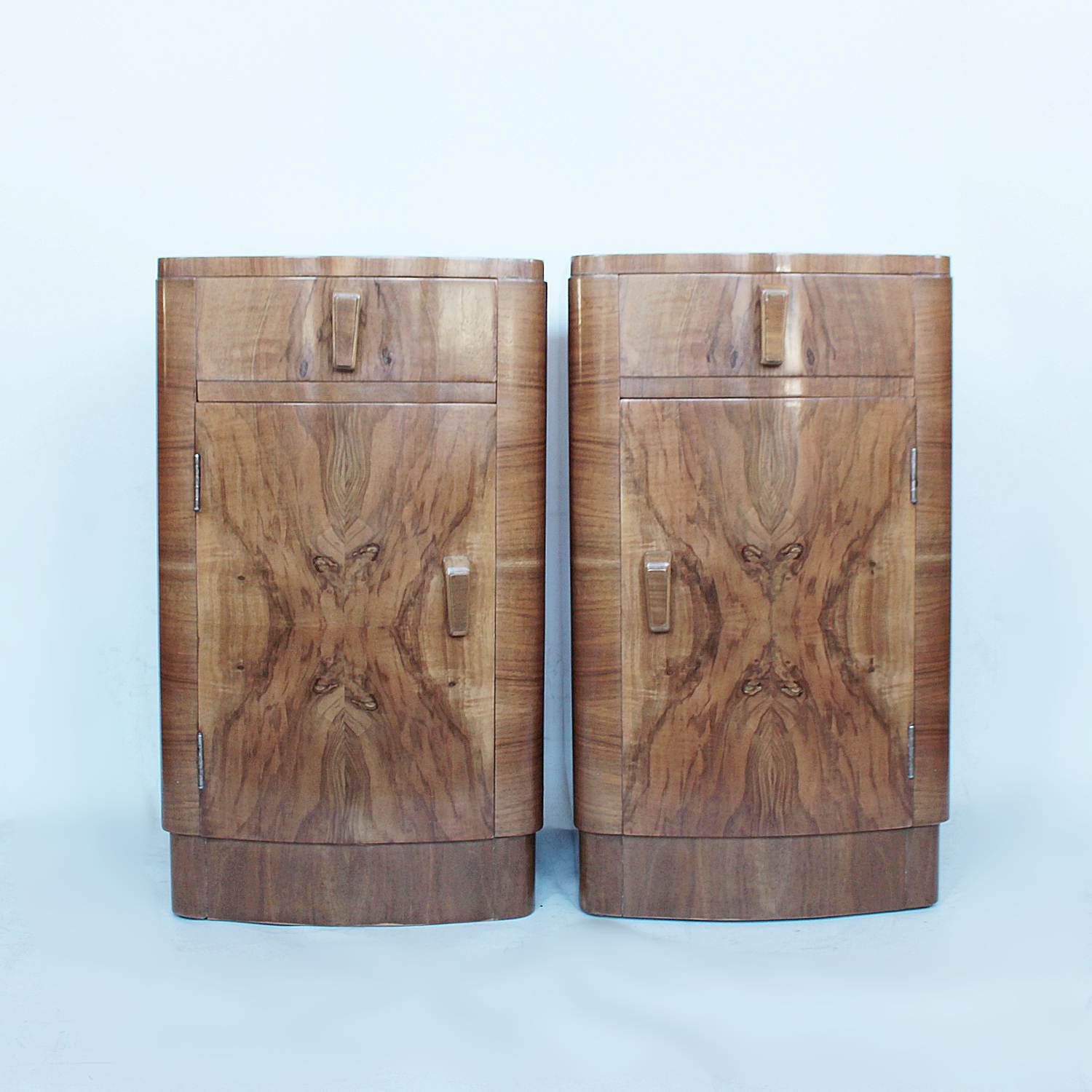 Art Deco bedside cabinet in walnut veneers at Jeroen Markies 