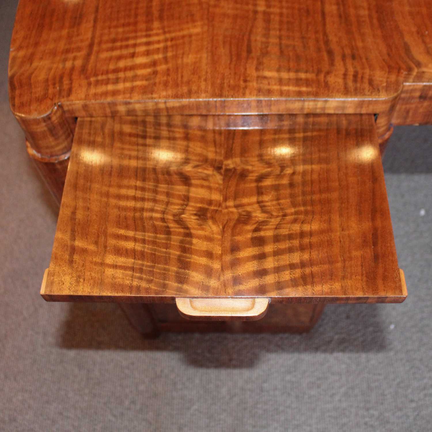 Art Deco desk with integral slides and curved corners at Jeroen Markies