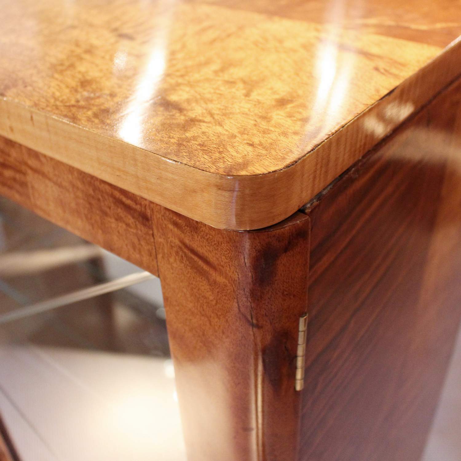 Epstein Art Deco display cabinet with fluted front at Jeroen Markies