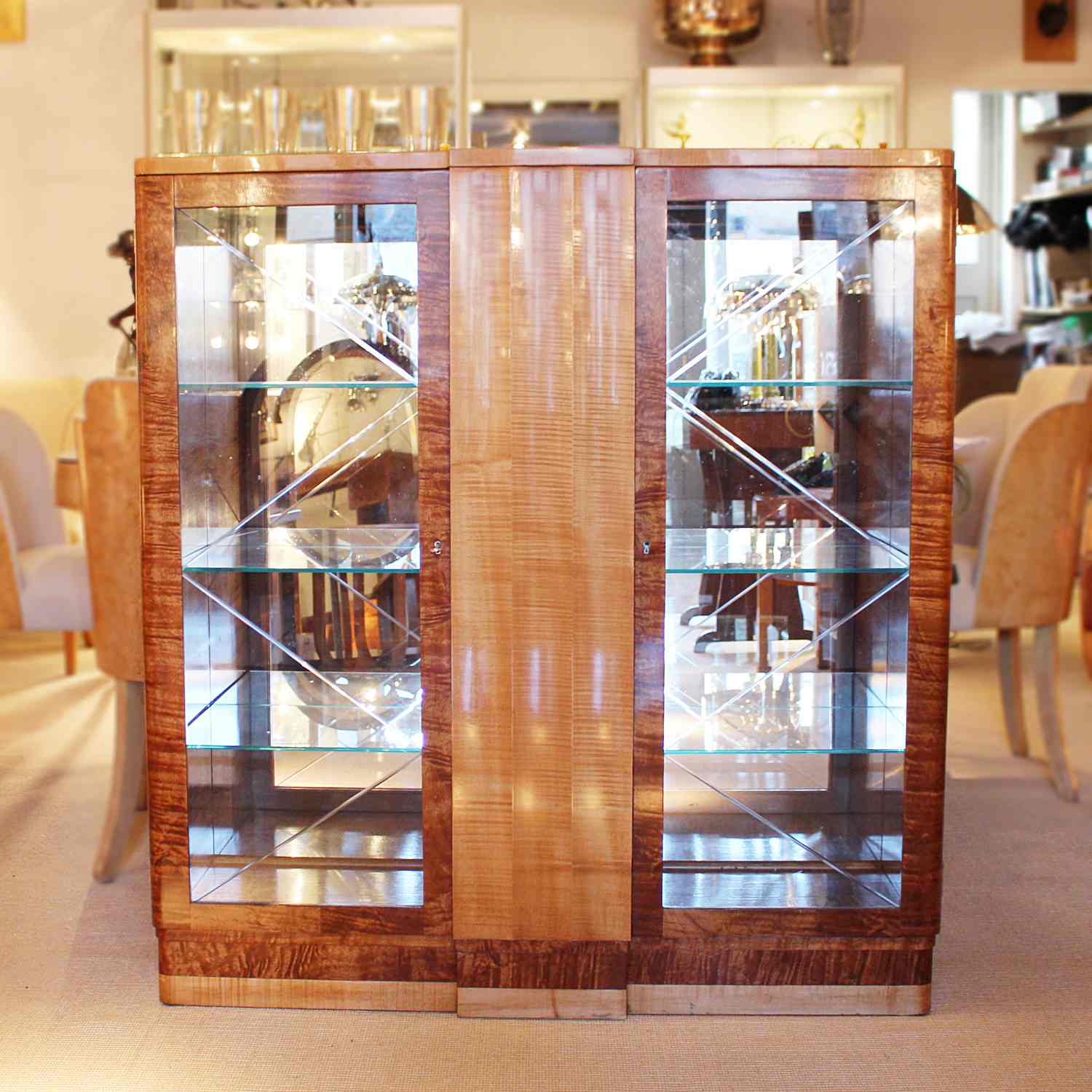 Epstein Art Deco display cabinet with fluted front at Jeroen Markies