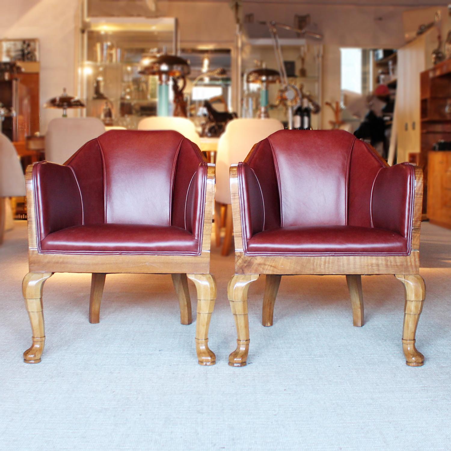 Art Deco side chairs in chestnut leather with curved walnut legs at Jeroen Markies