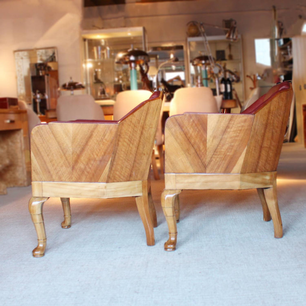 Art Deco side chairs in chestnut leather with curved walnut legs at Jeroen Markies