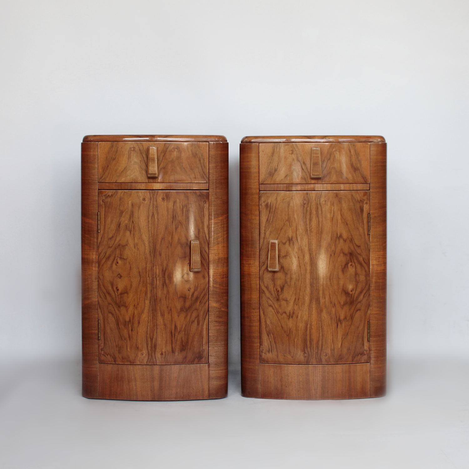 Classic Art Deco bedside cabinets in walnut at Jeroen Markies
