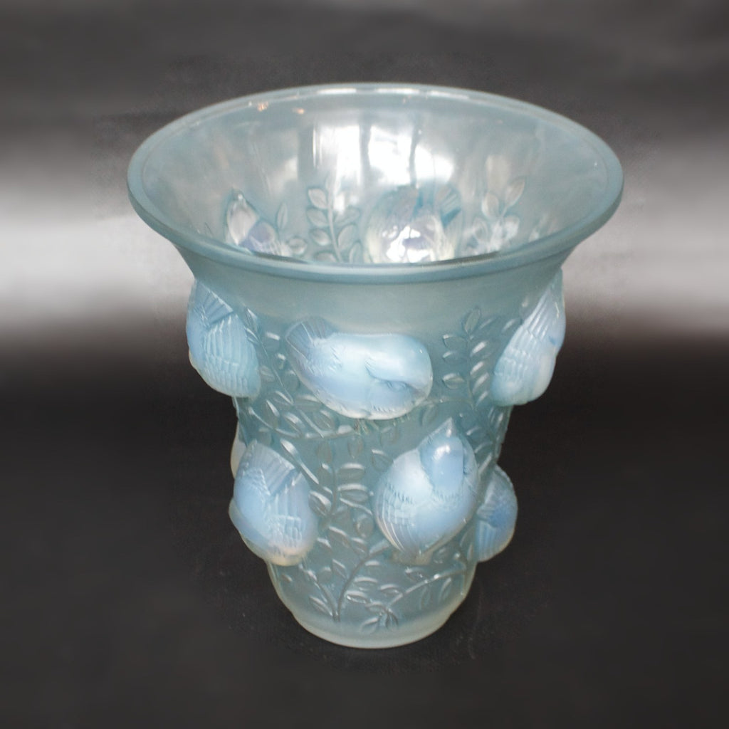 Saint-Francois Art Deco opalescent glass vase - René Lalique Glass - Jeroen Markies Art Deco