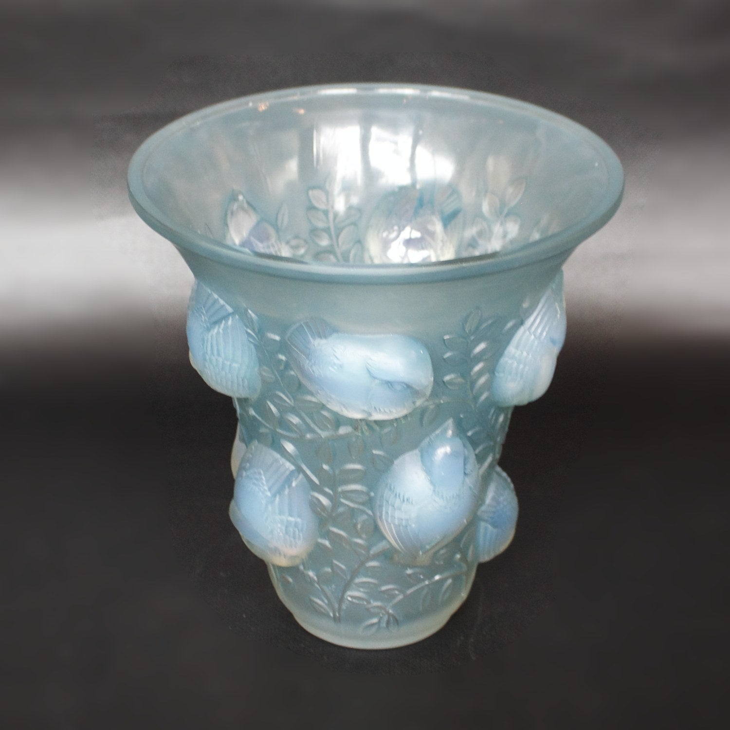Saint-Francois Art Deco opalescent glass vase - René Lalique Glass - Jeroen Markies Art Deco